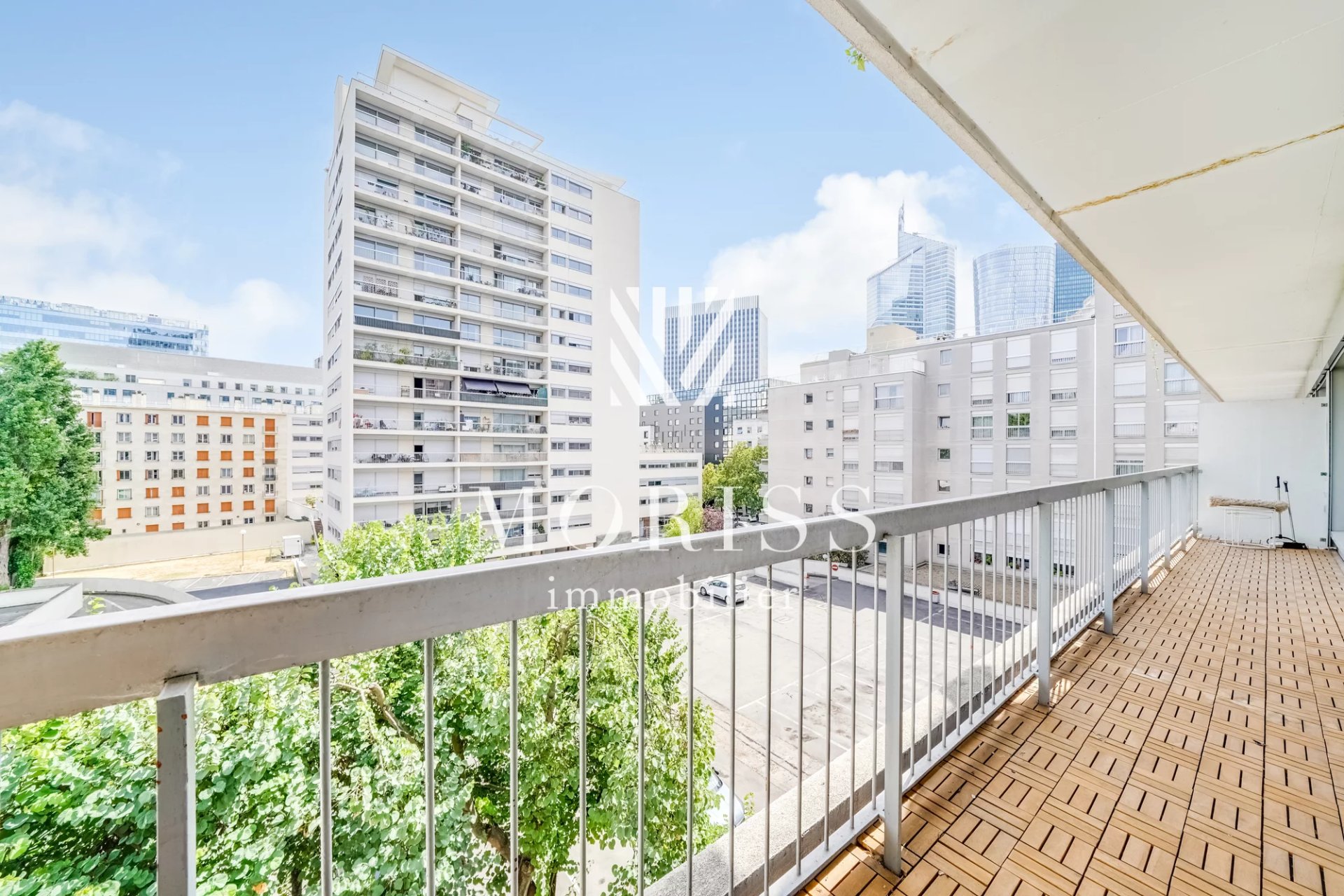 Courbevoie – Appartement 4 pièces + 12 m² de balcon – Métro La D - Image Array