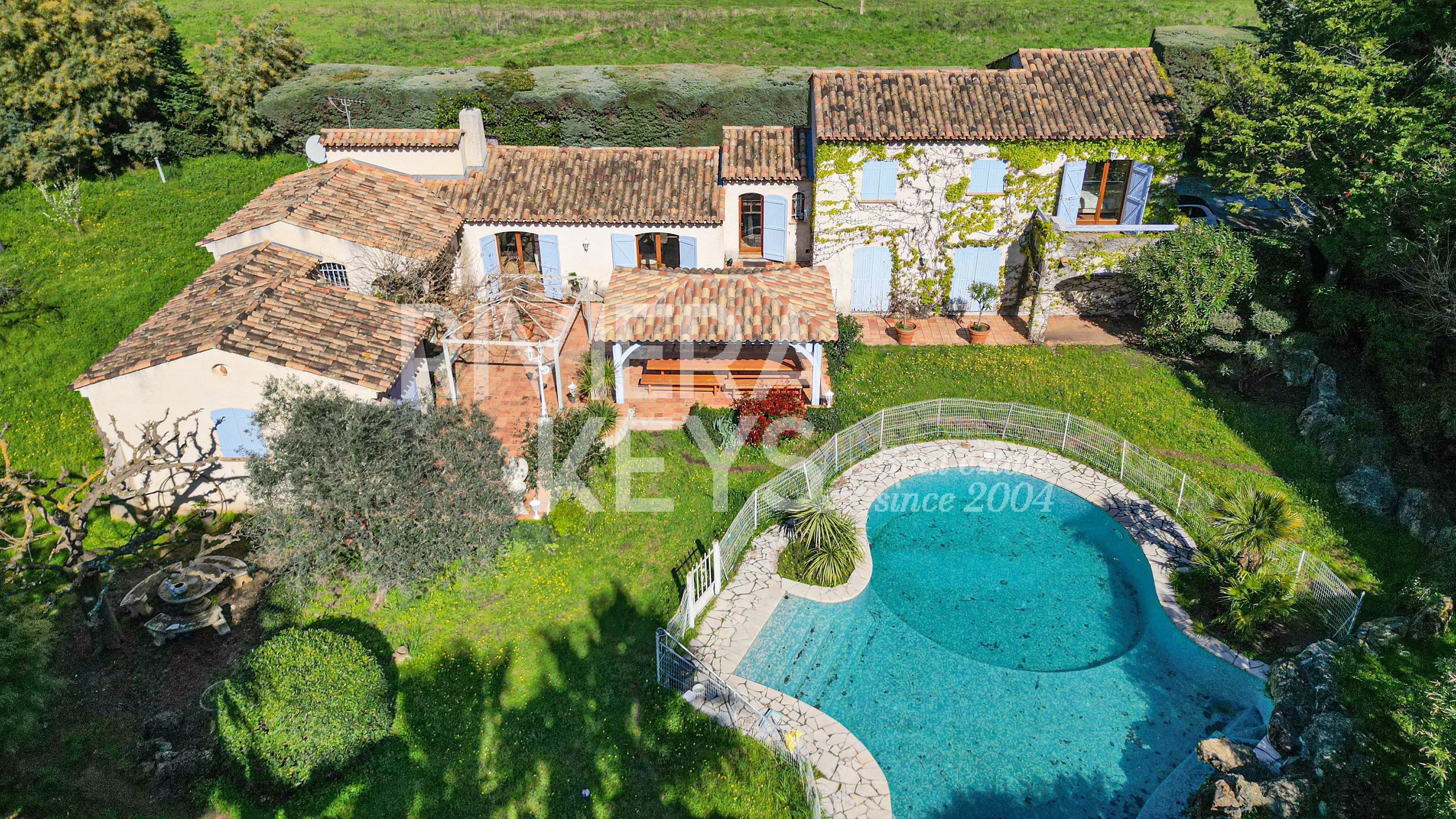 FRÉJUS: Exceptional estate on 10 hectares of agricultural land