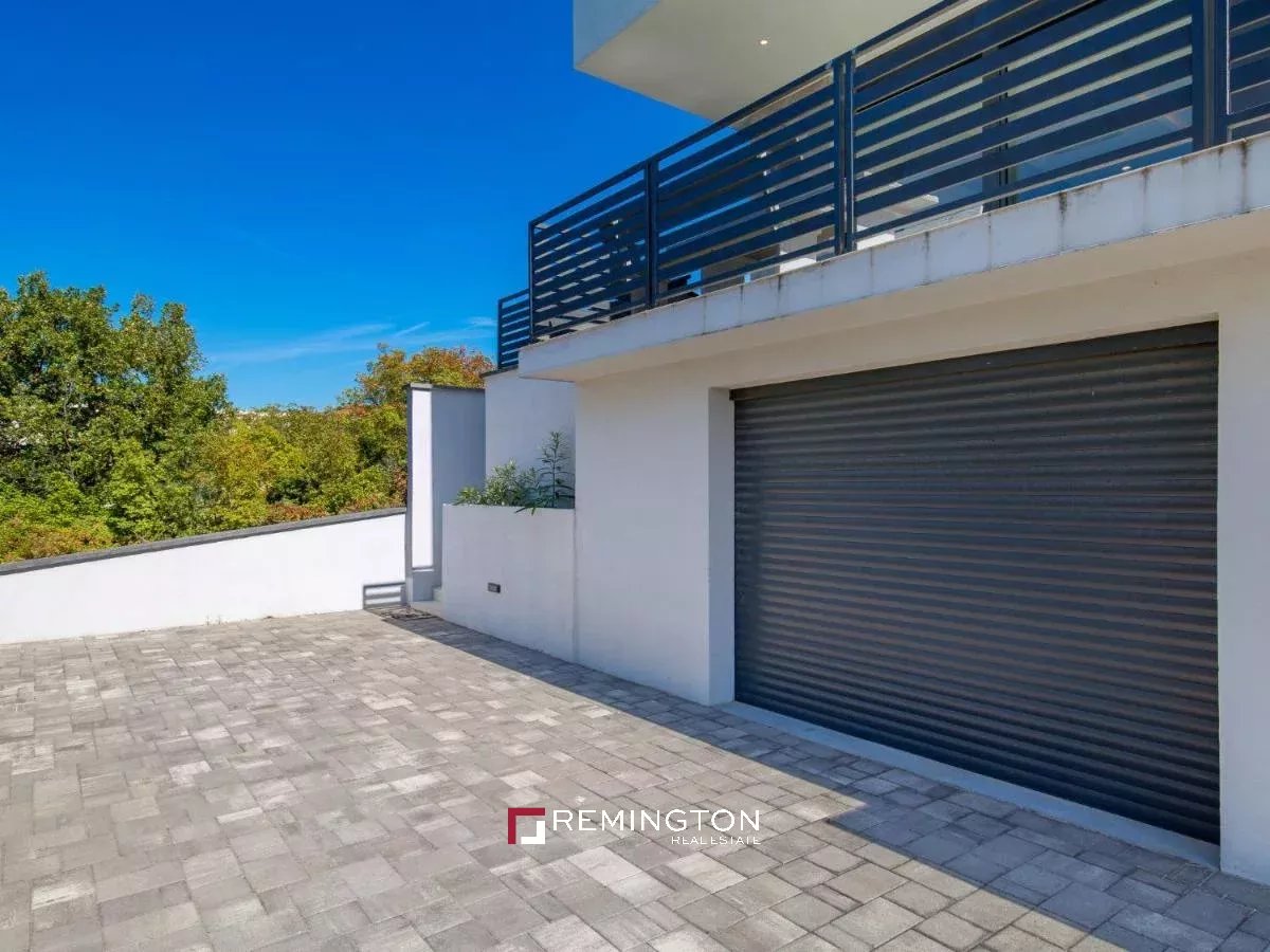 5 Bedroom Villa/Townhouse's Image 3