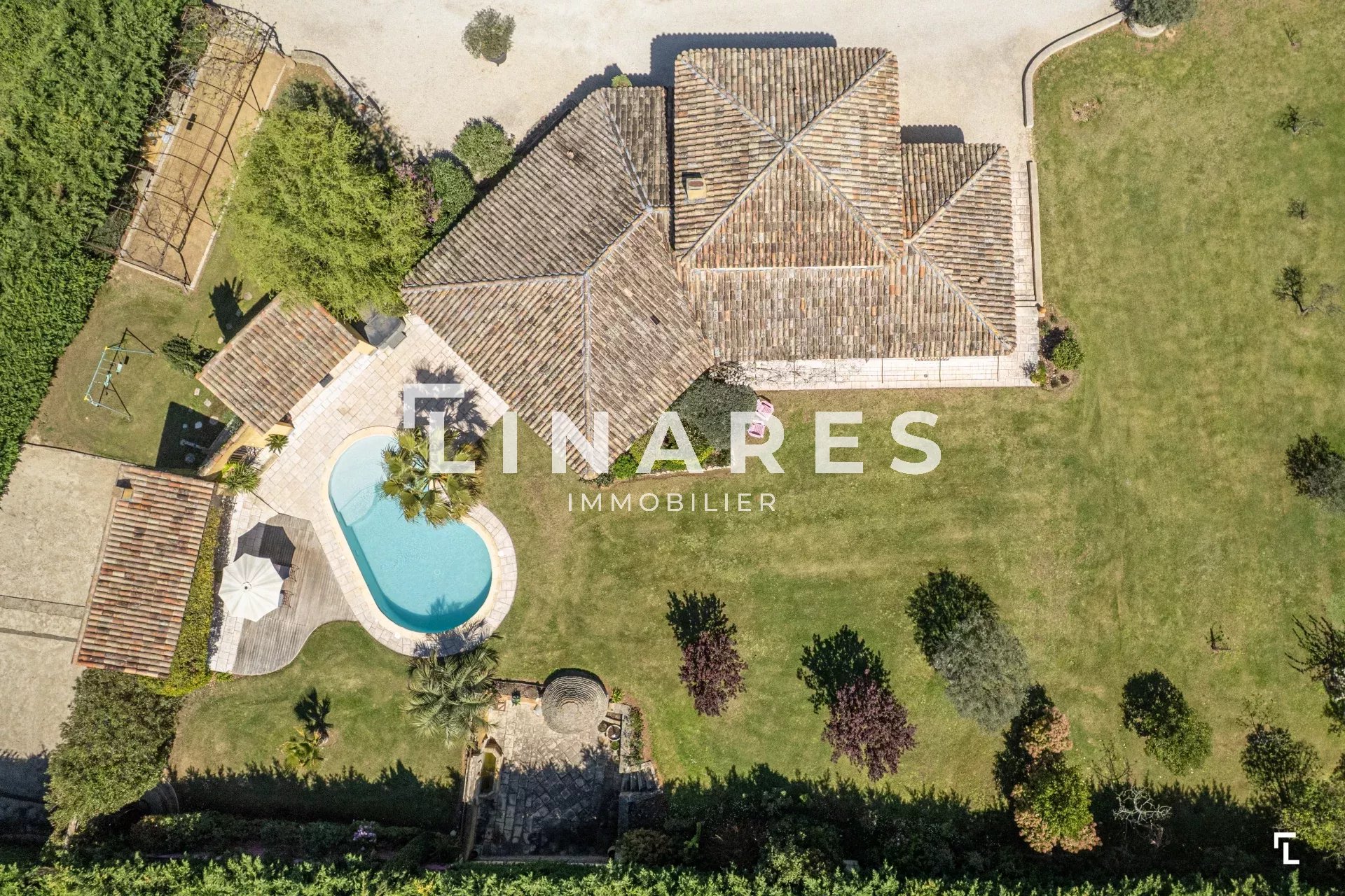 MON DOMAINE EN PROVENCE - Maison T8 de 230m2 dont 50 m2 de dépendances + Terrain 1,3 ha - Piscine - Garage - 13530 TRETS
