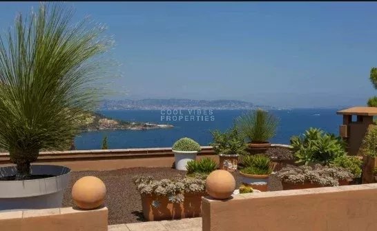 Theoule Villa les pieds dans l'eau. Vue mer et montagne