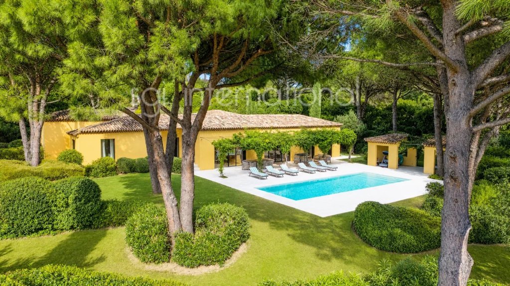 Villa for sale in Saint Tropez — Luxury Villa Saint-Tropez: 5-Bed Family Estate with Pool and Park