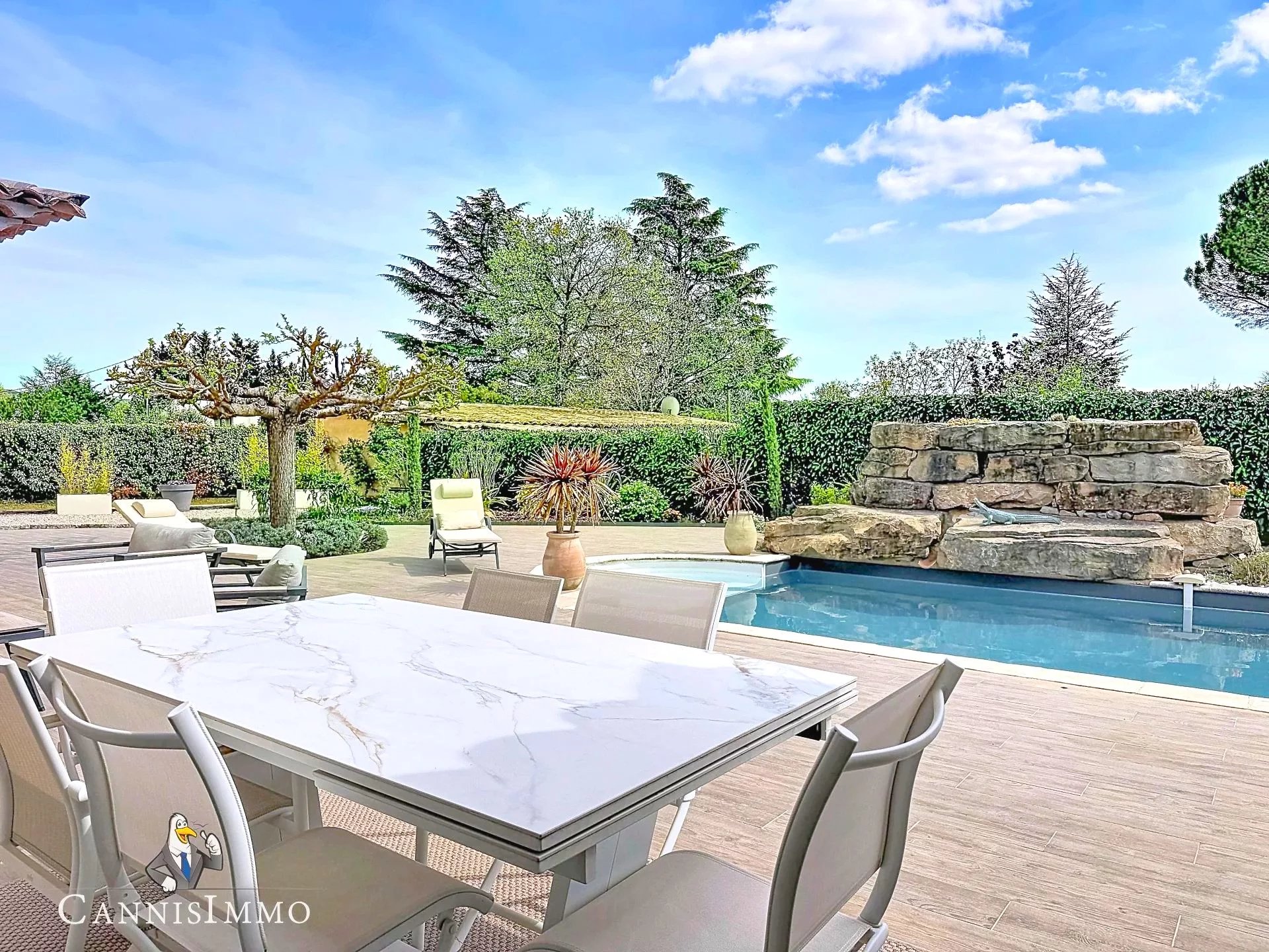 SAINT CEZAIRE RESIDENTIEL  PROPRIETE PLAIN-PIED 7 PIECES 203m2+2500m2 TERRAIN PLAT+PISCINE POOL HOUSE expo sud