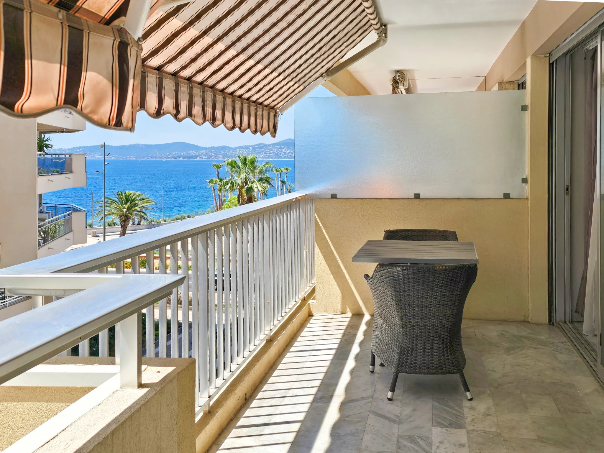 APPARTEMENT 3 PIECES  AVEC TERRASSE VUE MER  A VENDRE EN COEUR DE VILLE A SAINT RAPHAEL