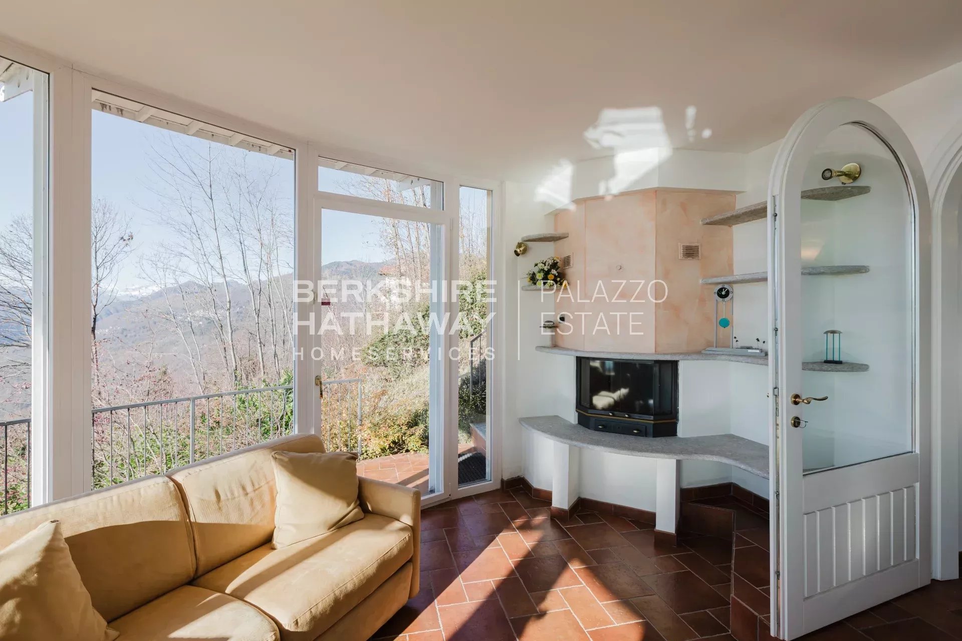 Villa moderna di lusso con vista panoramica sul Lago Maggiore e sulle Alpi