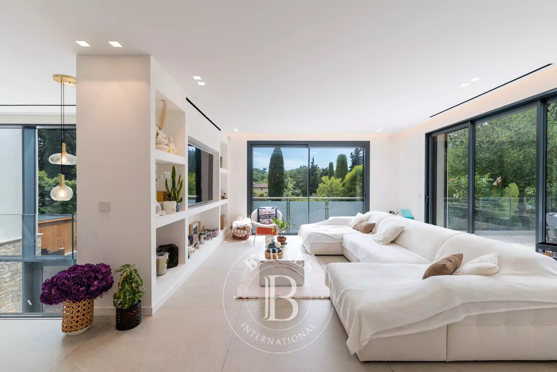 Stunning Contemporary Home – 5 Bedrooms – Smart Home – Pool – Independent Studio - picture 7