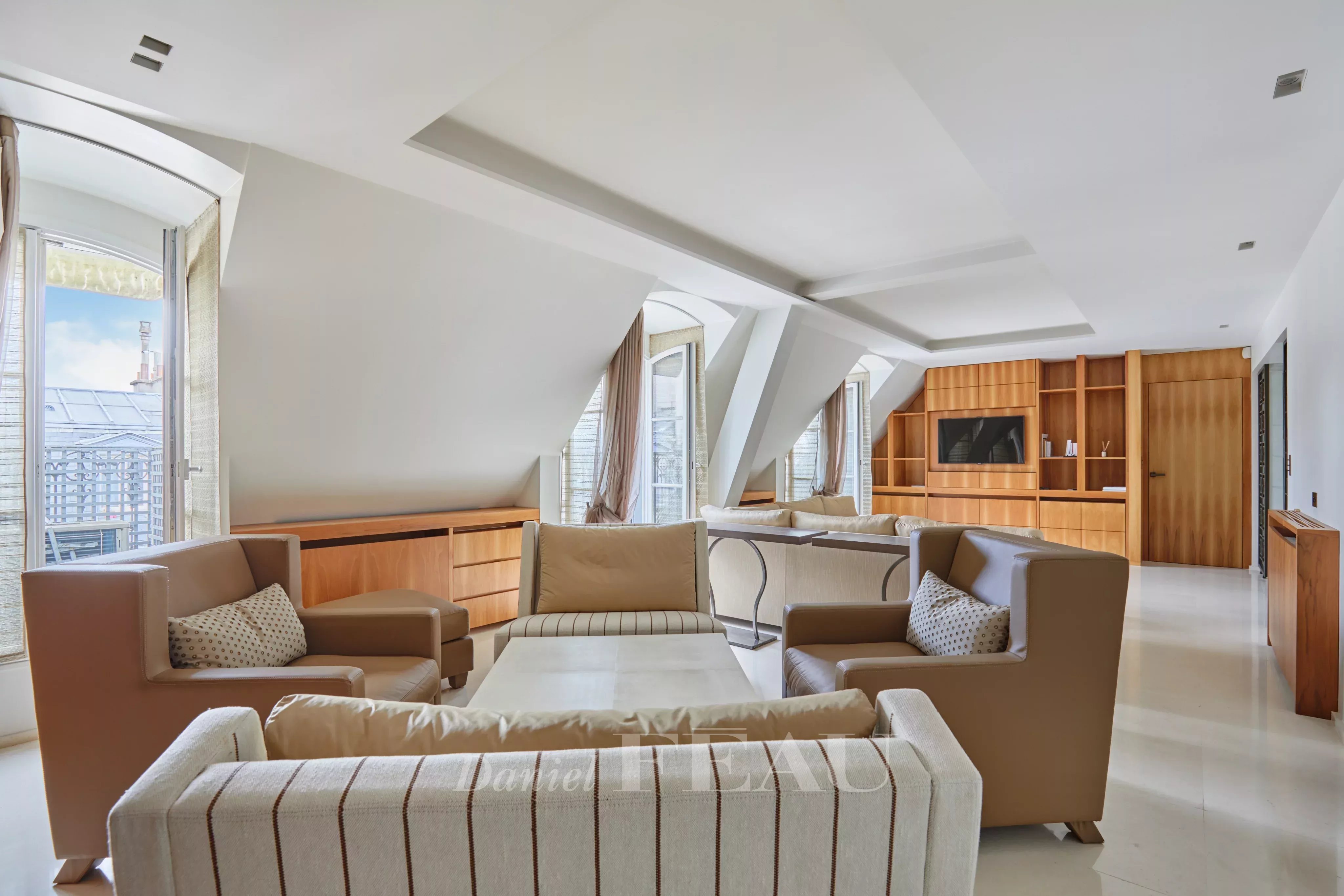 Paris 16th District –  A beautifully appointed 3-bed apartment