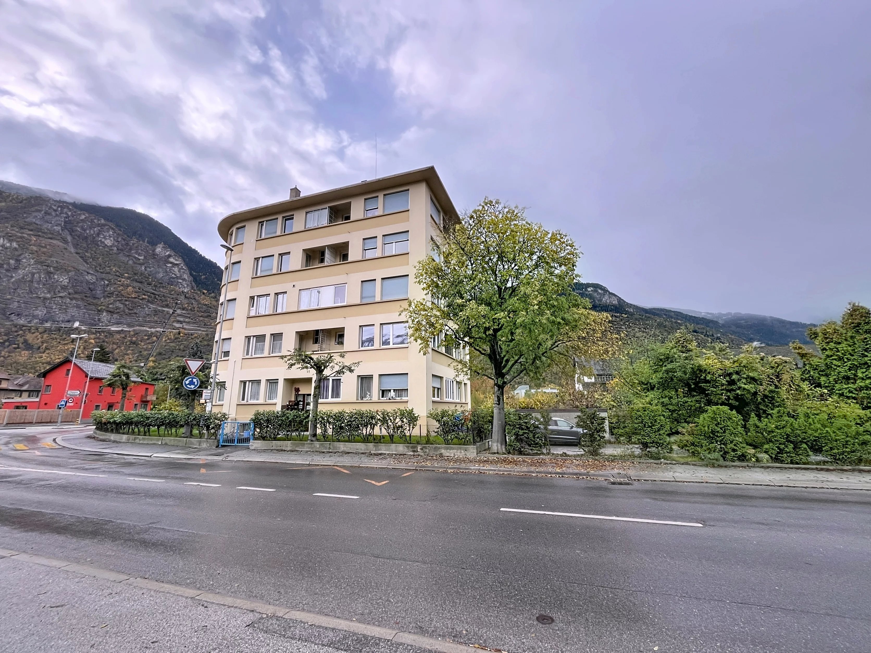 Appartement de 3 1/2 pièces à rénover à Sierre - Photo 2