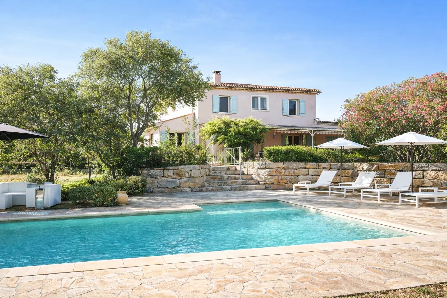 CHARMANTE PROVENCALE, PISCINE ET GRAND TERRAIN