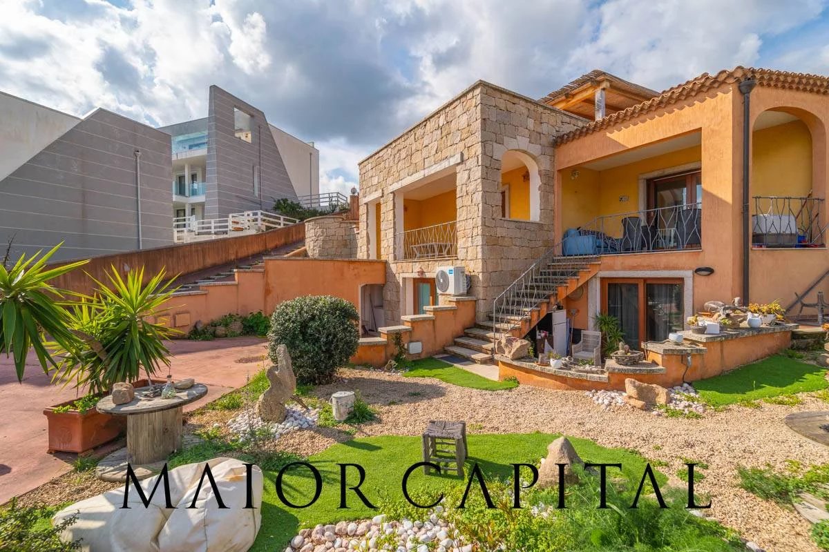 Cannigione | Villetta caposchiera su due livelli con giardino su tre lati