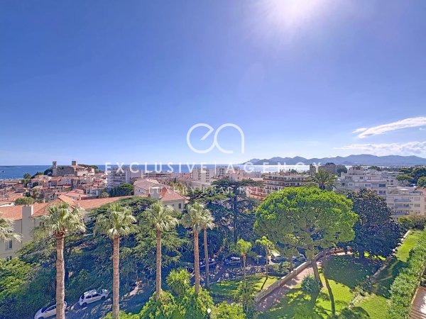 CANNES – TOP FLOOR – MAGNIFICENT 3-ROOM APARTMENT OF 91 M² – PANORAMIC SEA VIEW — photo 1