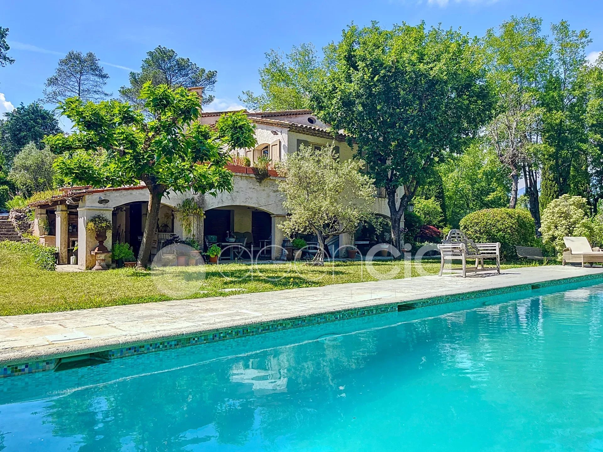 VILLA HOUSE 300 M2 - 7 ROOMS - SWIMMING POOL GARDEN GARAGE ANNEXES