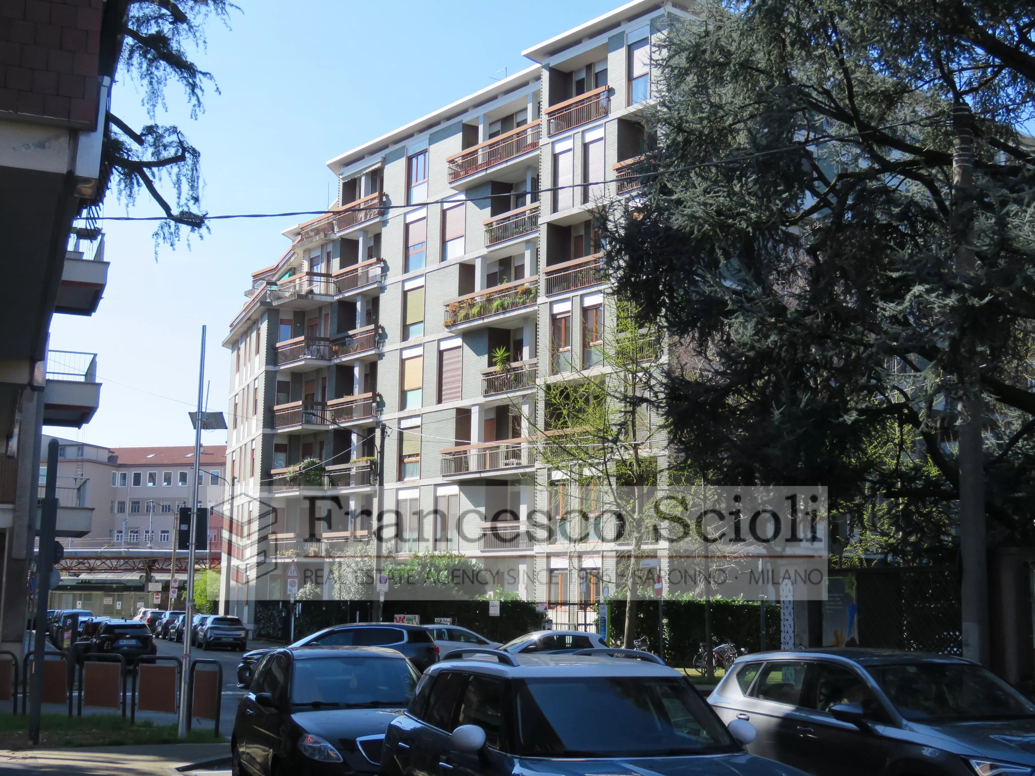 Trilocale con box auto in centro a Saronno