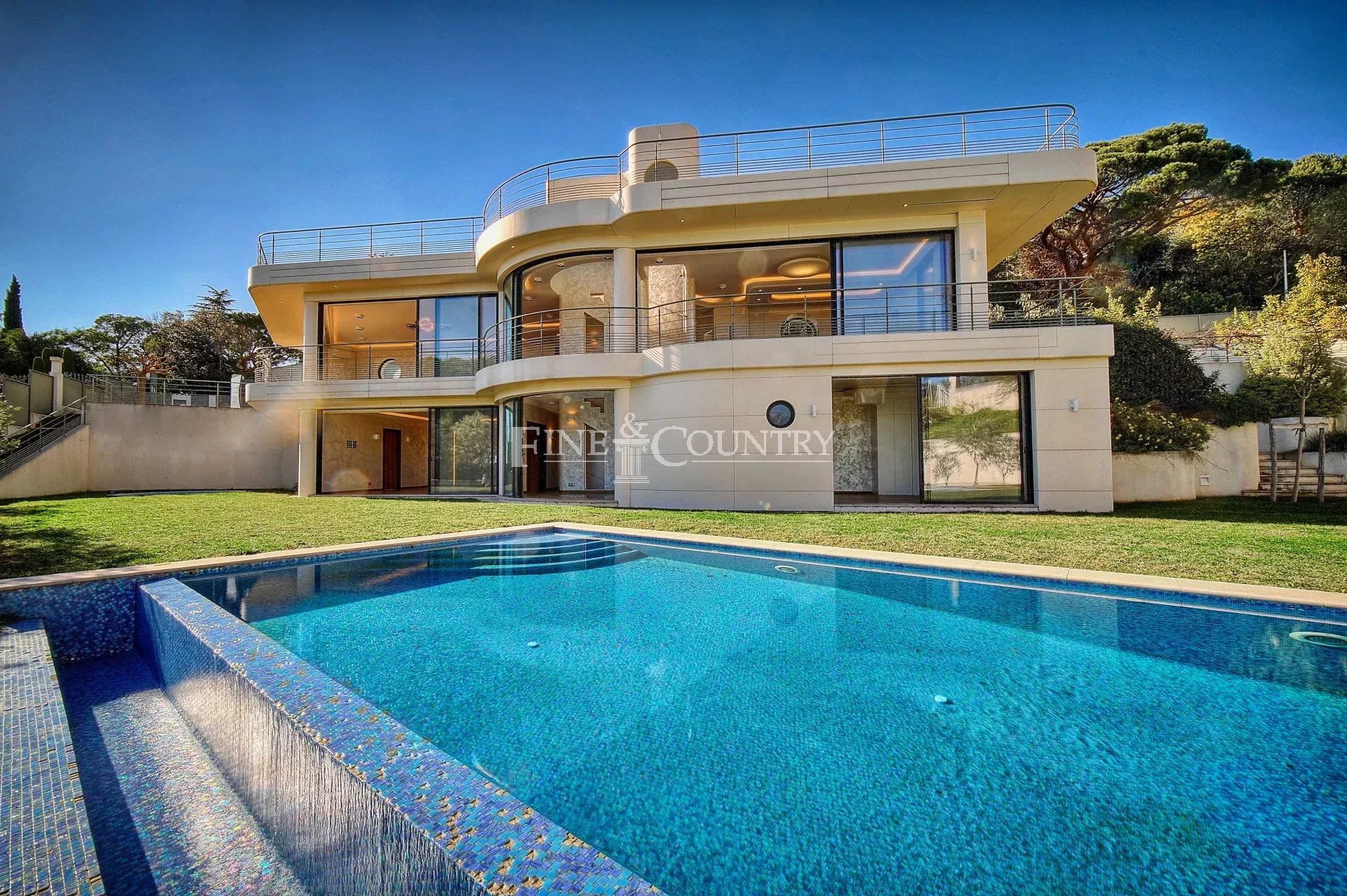 Photo of Villa for sale in Cannes with sea view