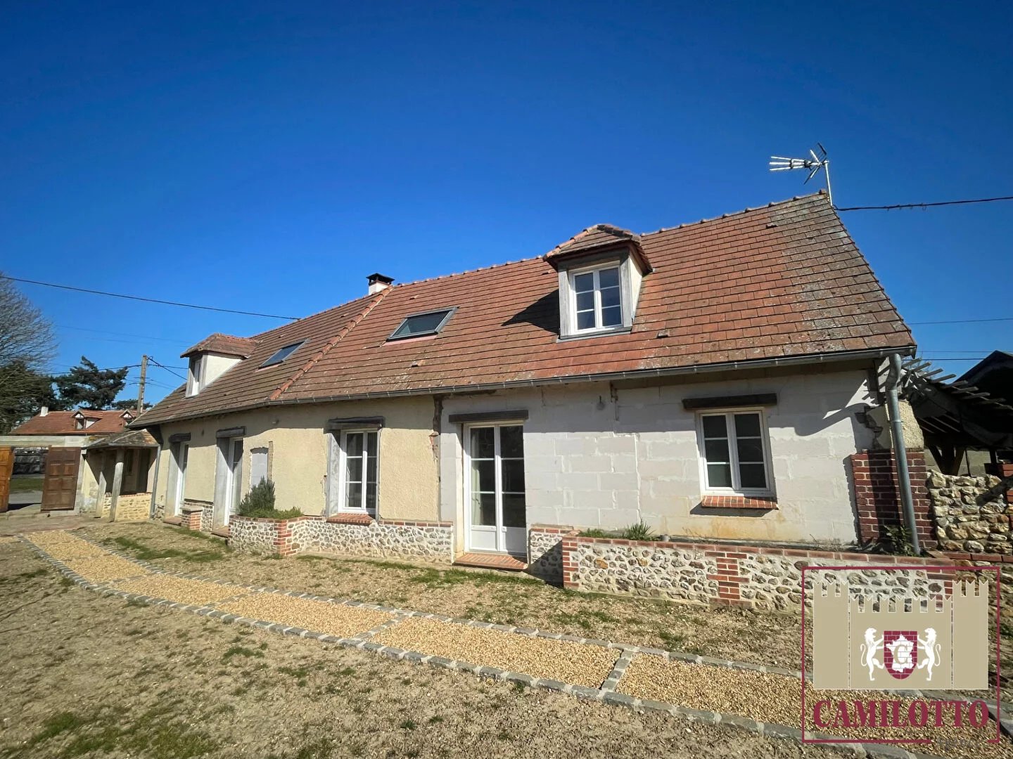 Entre MAINTENON et NOGENT LE ROI - PROPRIETE ANCIENNE AVEC UNE GRANGE