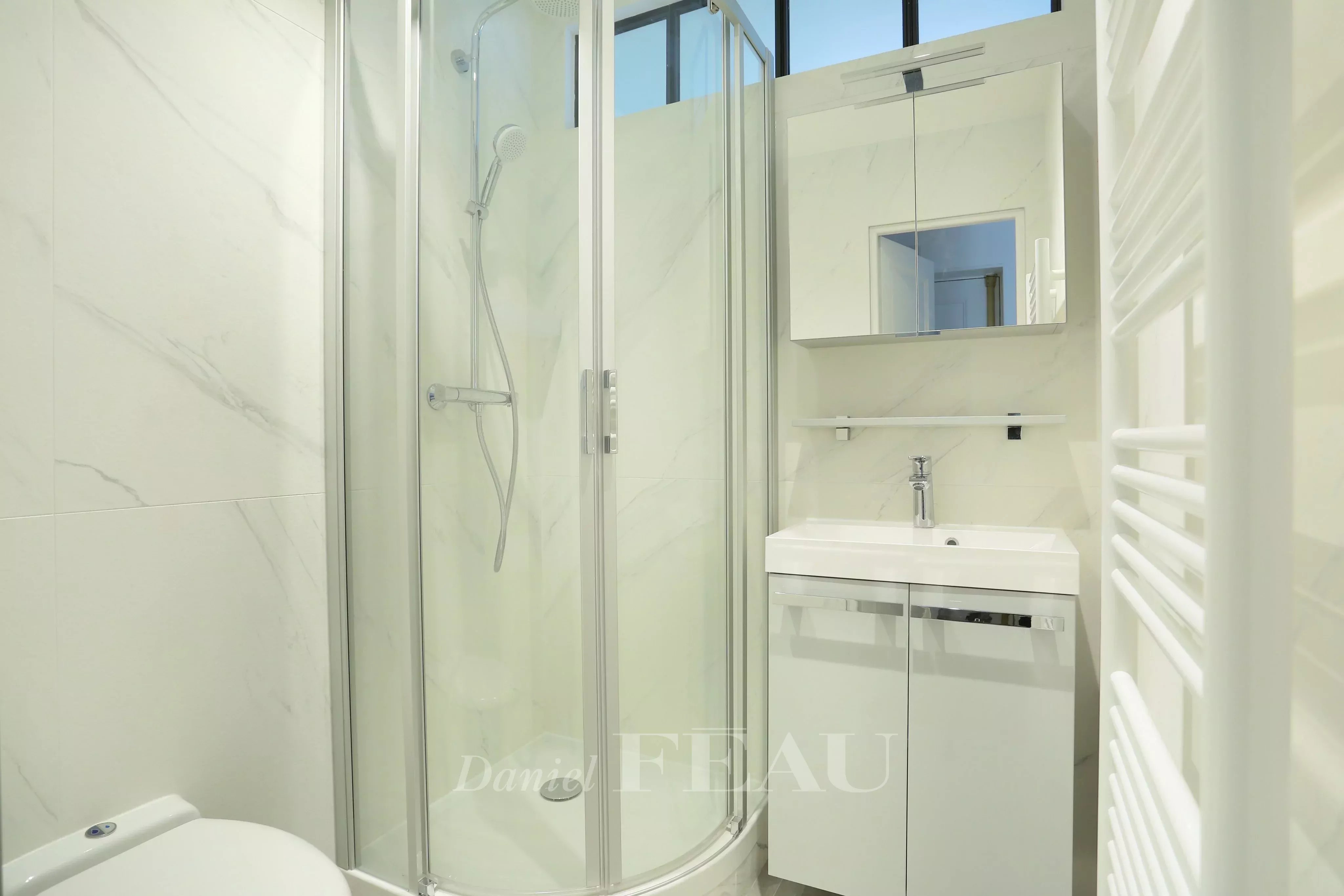 salle de douche et toilettes