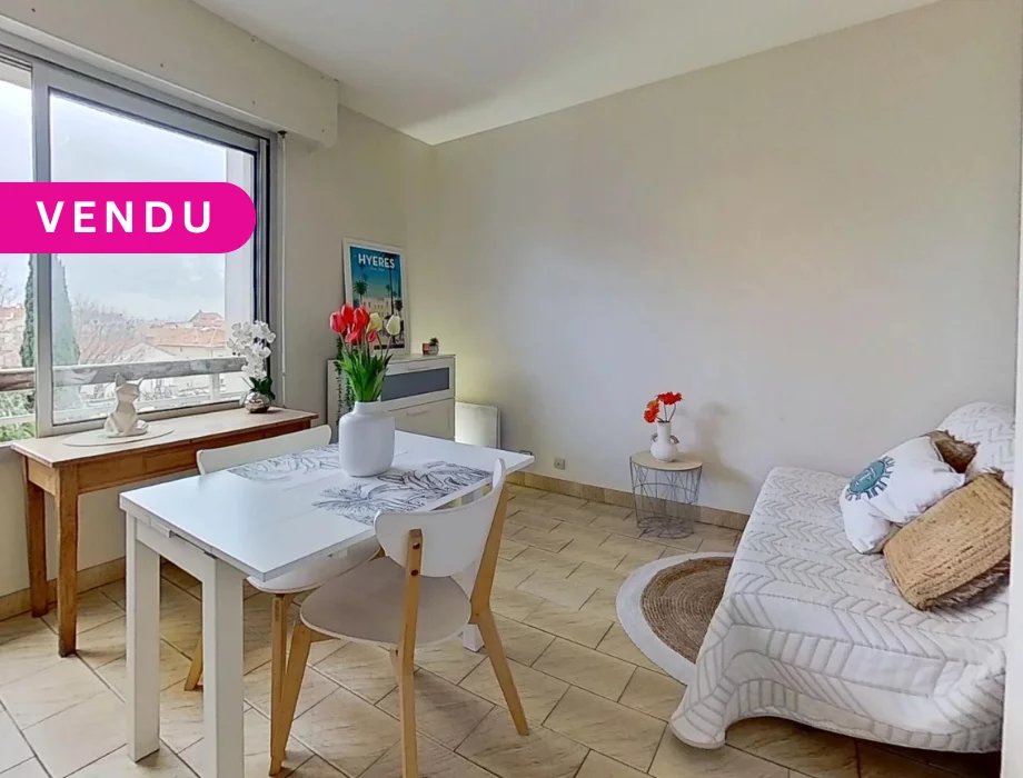 EXCLUSIVITE - HYERES CENTRE - Charmant studio meublé avec parking privatif inclus - Idéal investisseur ou premier achat