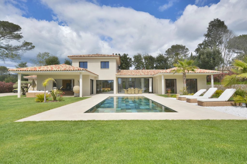 Villa for sale in Valbonne — Modern Roquefort Les Pins Villa for sale with Pool Tennis