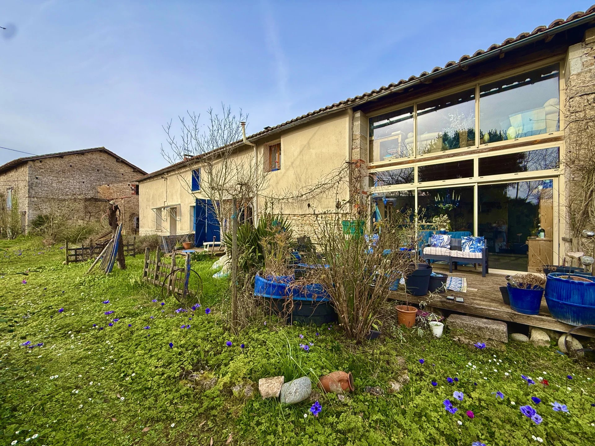 Spacieuse maison de caractère avec 3 chambres et une annexe séparée, proche de toutes les commodités.