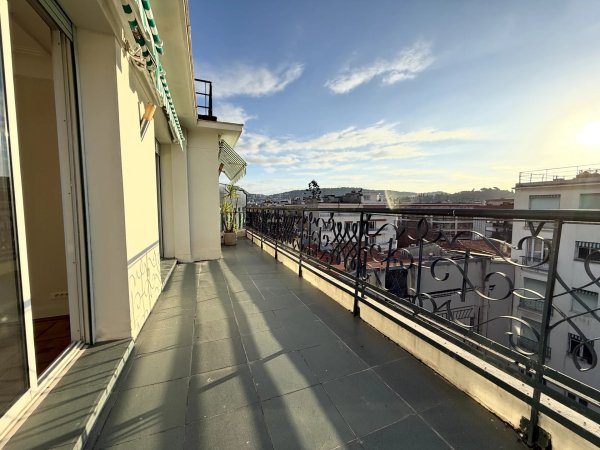 Prime Nice Carré d'Or – Exceptional Top-Floor Apartment — photo 1