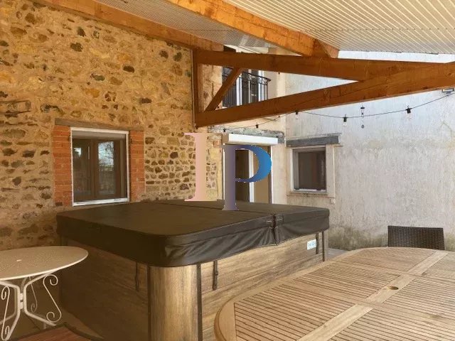 10 mn CHARLIEU FERMETTE RENOVEE