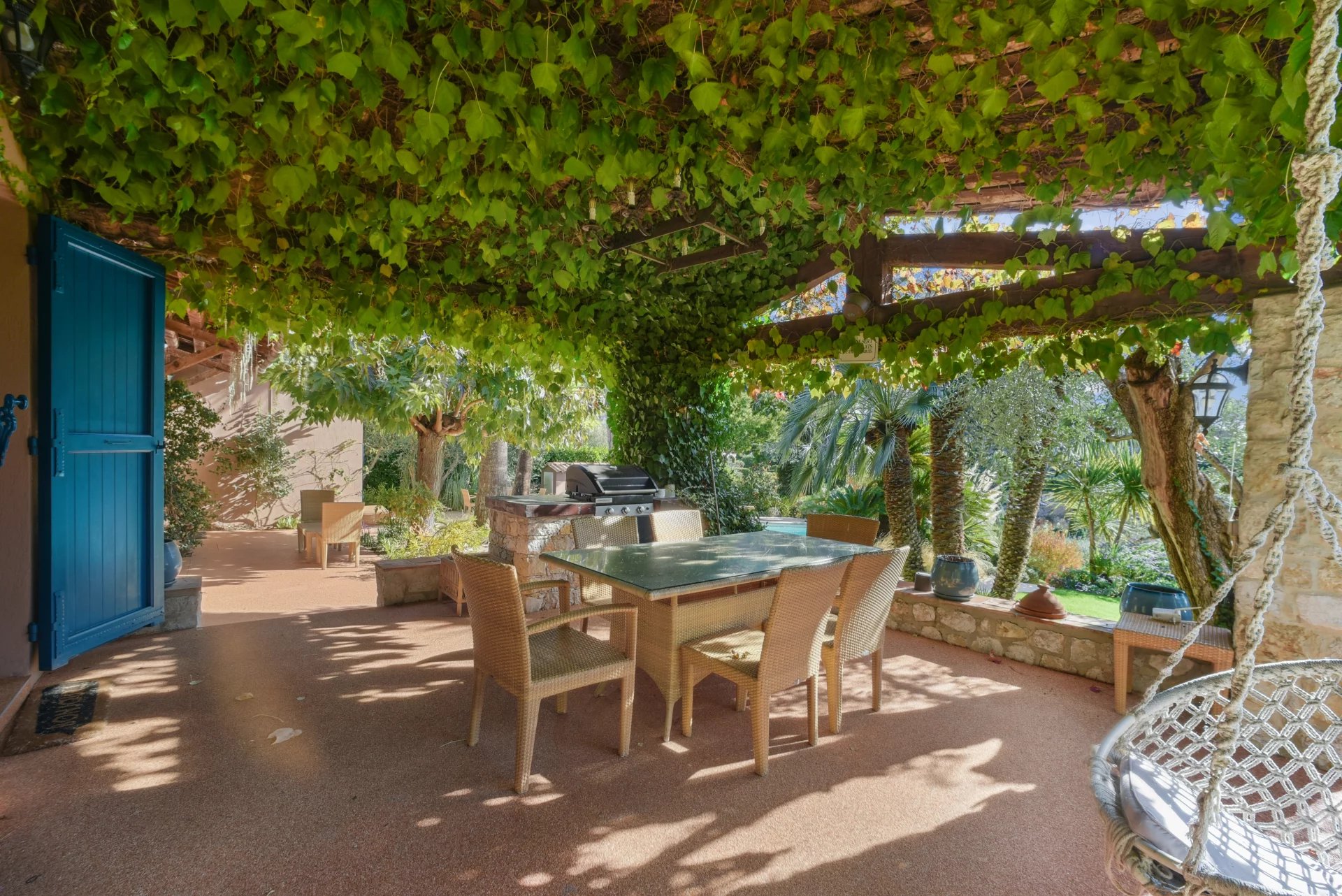 Charming Riviera villa with pool and sea view glimpsese