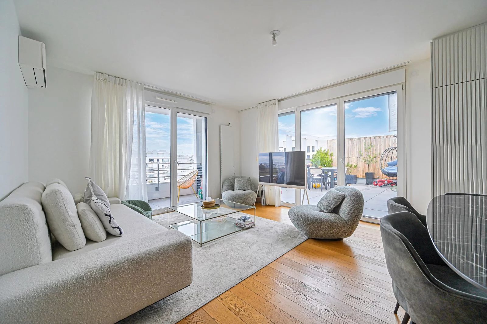 Clichy / Levallois : Appartement familial de 87 M2 + 44 M2 de te - Image Array