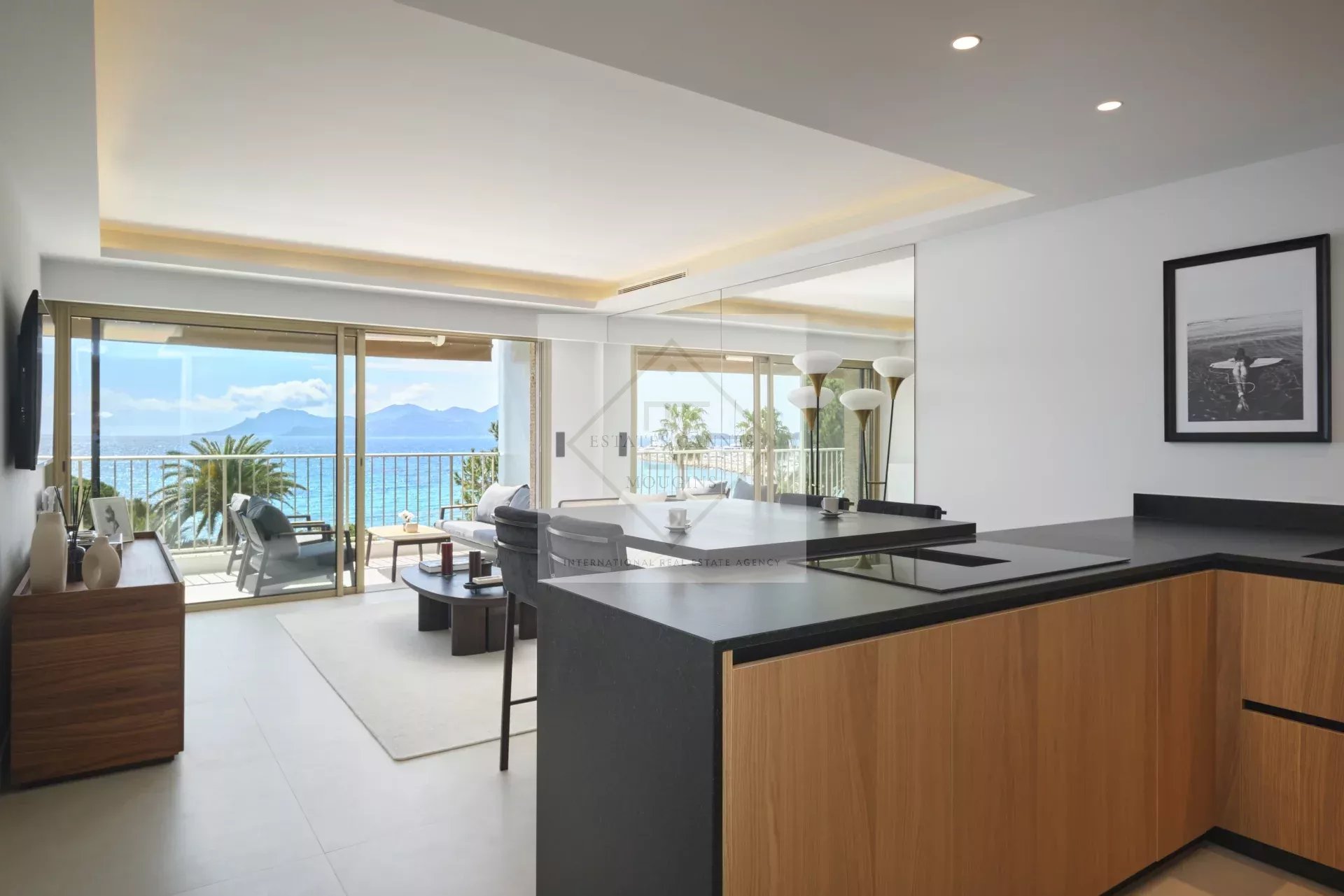 Cannes Croisette – Superbe 3 pièces rénové avec vue panoramique sur la baie de Cannes ! — photo 6