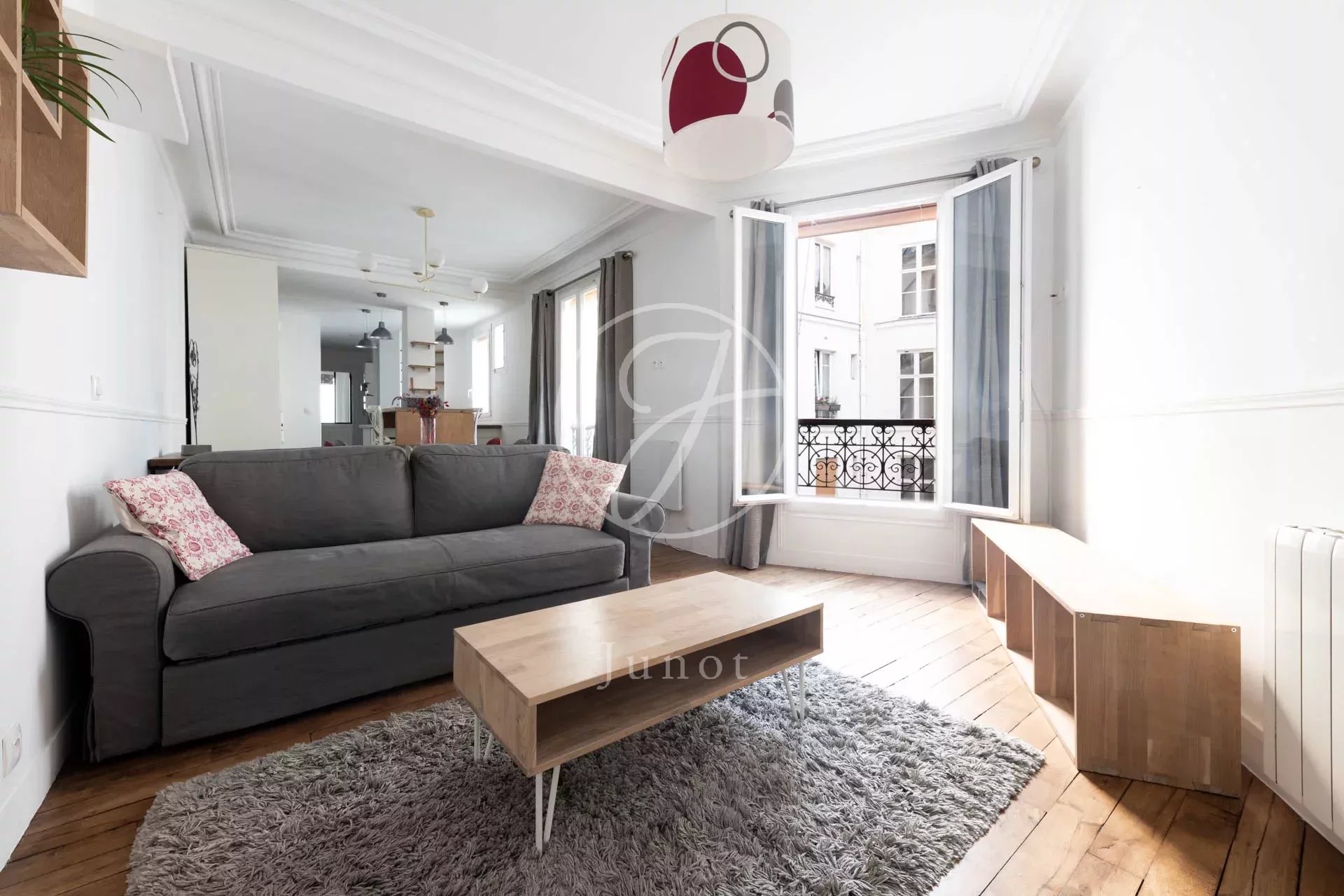 Paris 18e - RUE SAINTE-ISAURE / JULES JOFFRIN - Appartement à louer - 4 pièces meublé - 95,68m² Carrez - 3 chambres - Bureau.