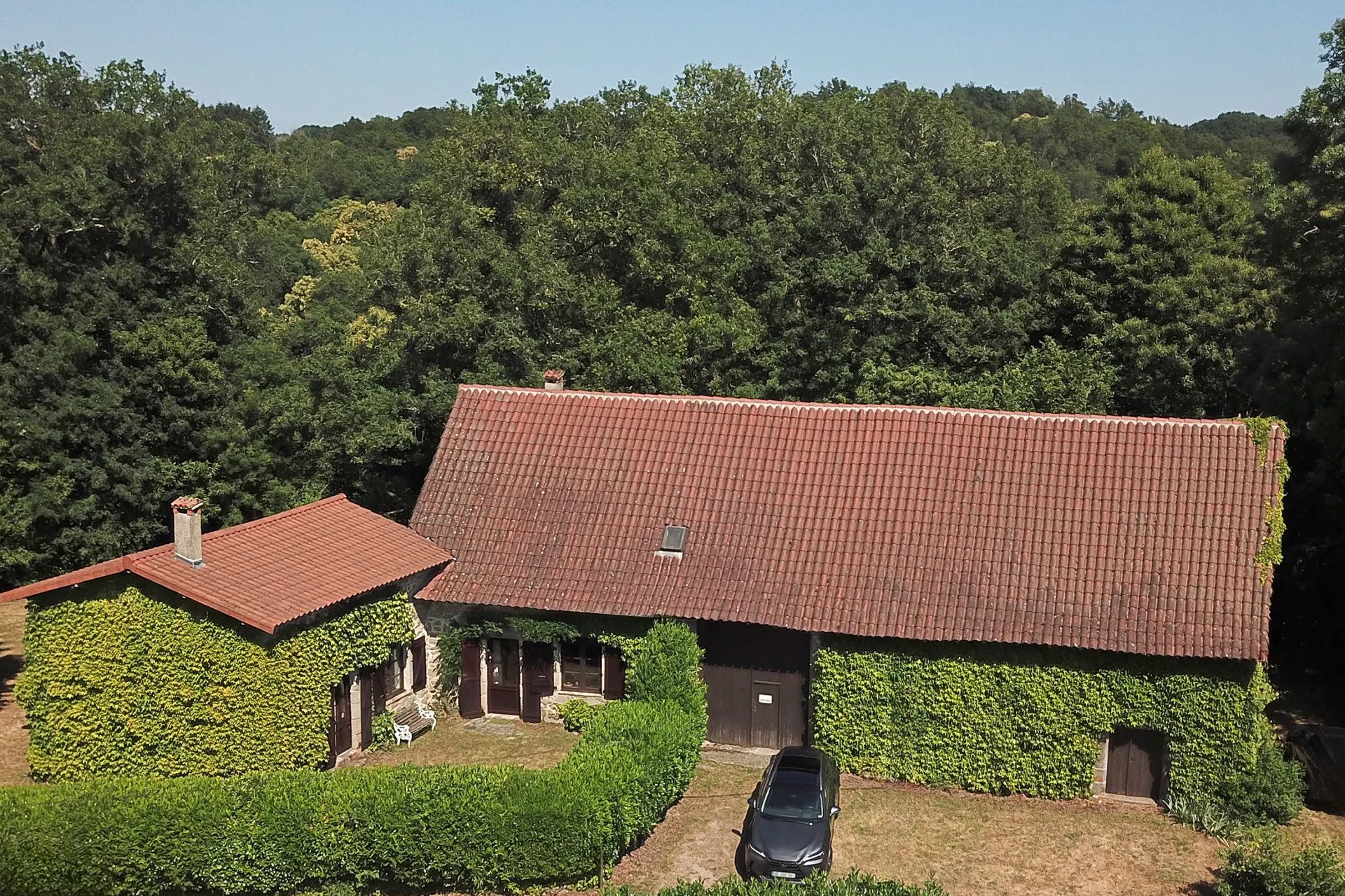 Maison de 4 chambres en pierre, grange, bois, accès à la rivière et au village