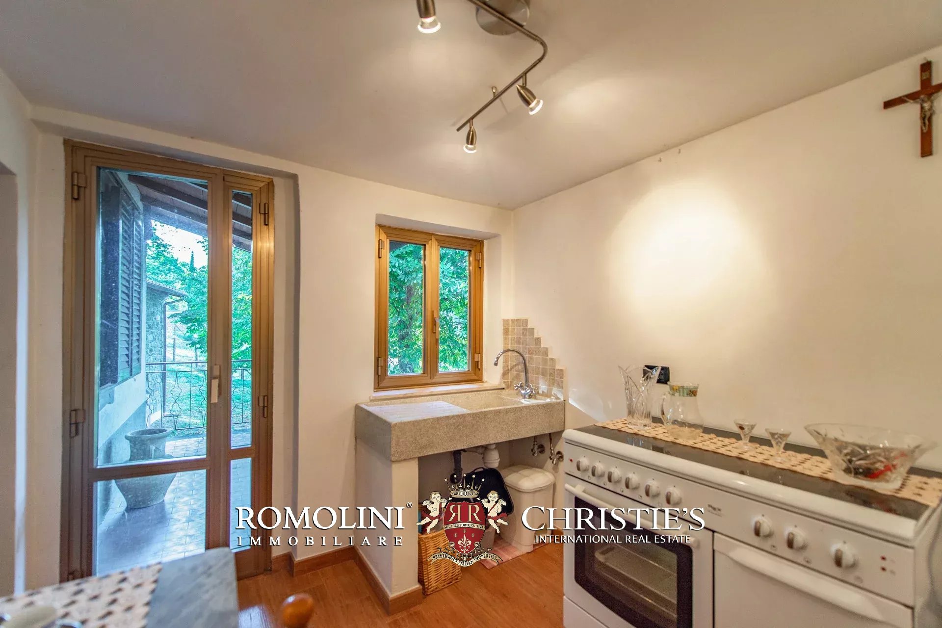 FARMHOUSE WITH PANORAMIC VIEWS FOR SALE IN TUSCANY, CAPRESE MICHELANGELO