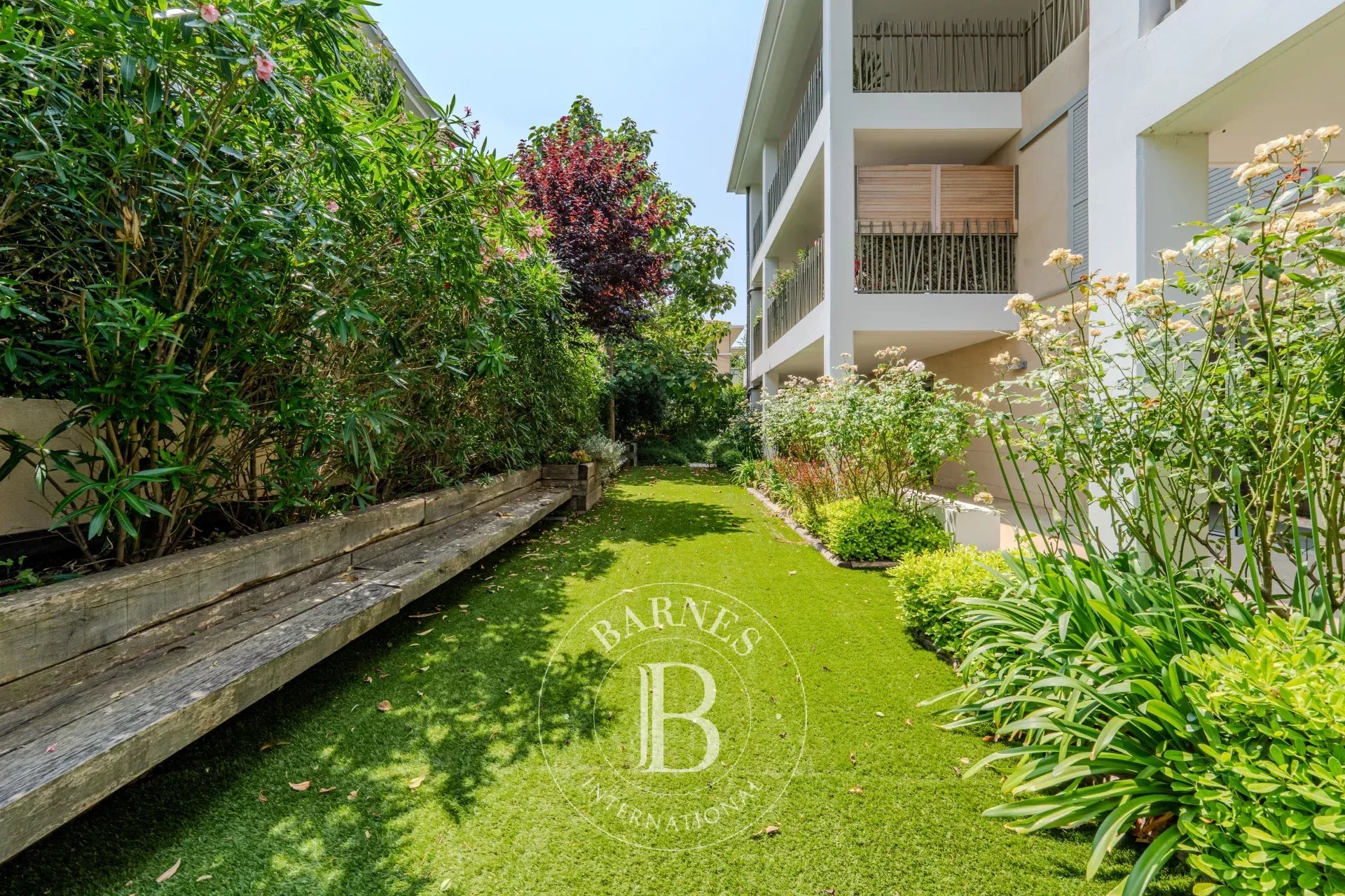 AIX-EN-PROVENCE – STUNNING 2,260 SQ FT APARTMENT – 3,660 SQ FT GARDEN – DOUBLE GARAGE