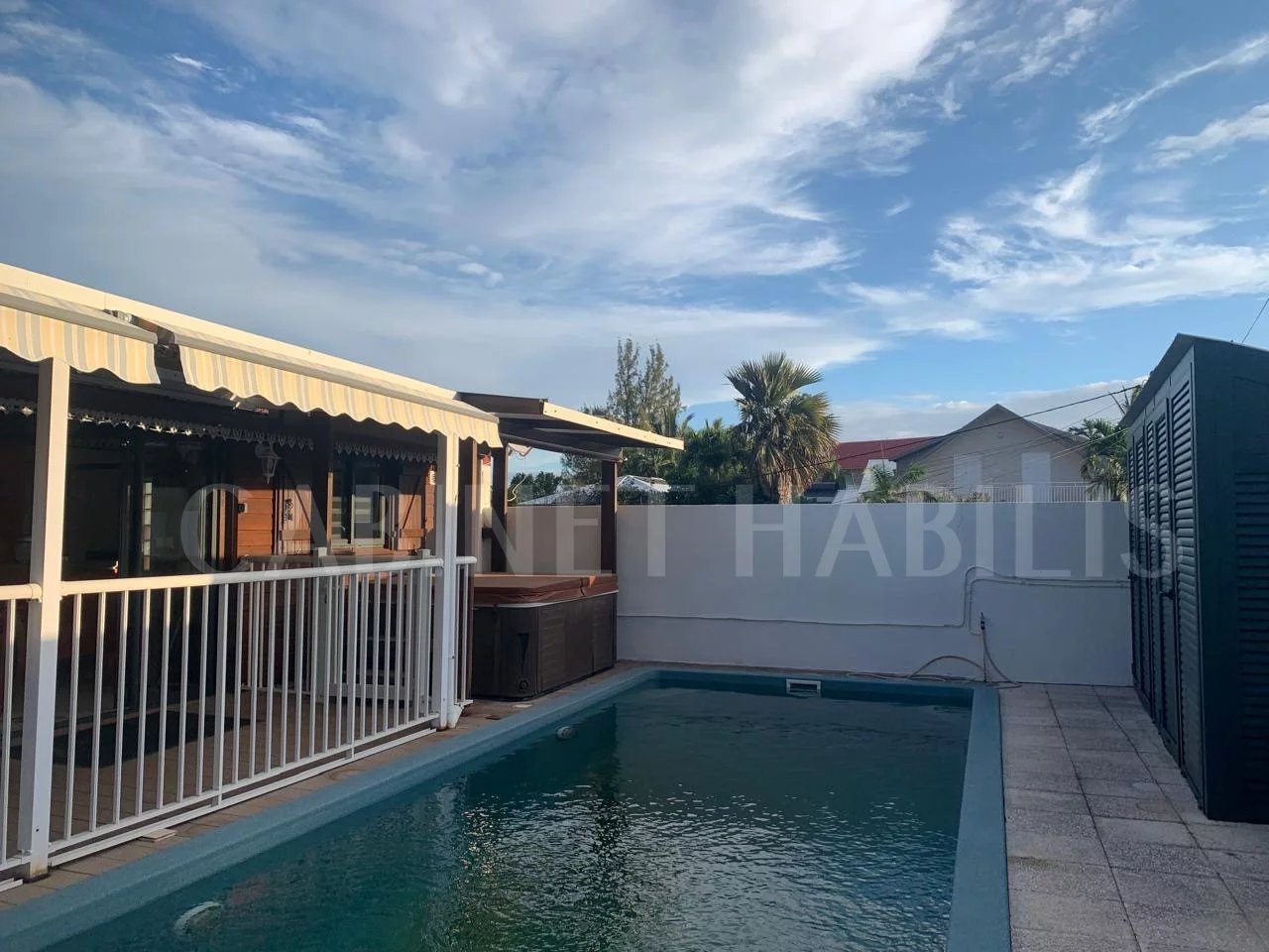 À LOUER - VILLA MEUBLEE AVEC PISCINE ET JACUZZI DE TYPE T6 d