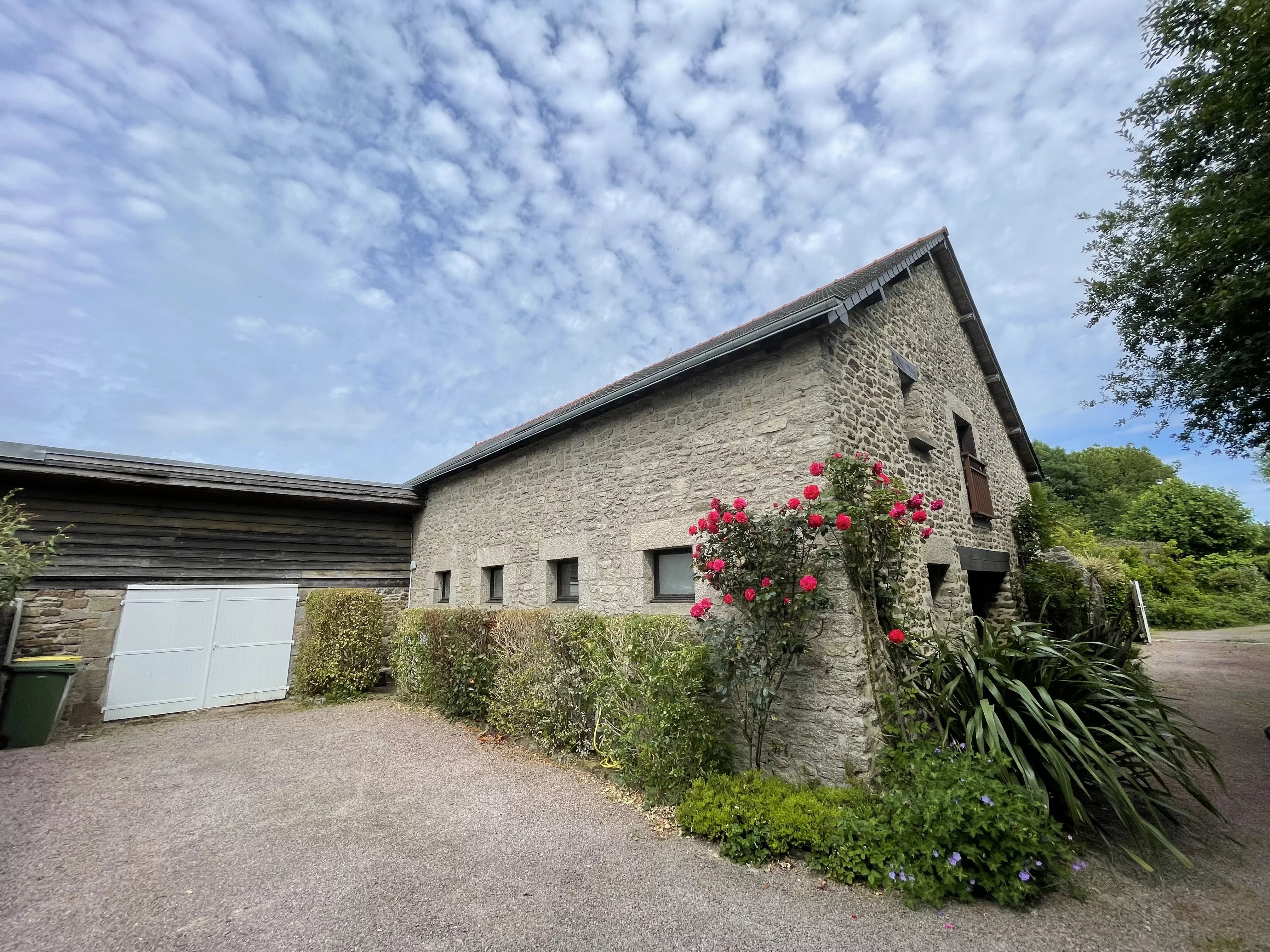 EMPLACEMENT IDÉAL À LANVALLAY – MAISON FAMILIALE AU CALME, PROCHE DES COMMODITÉS