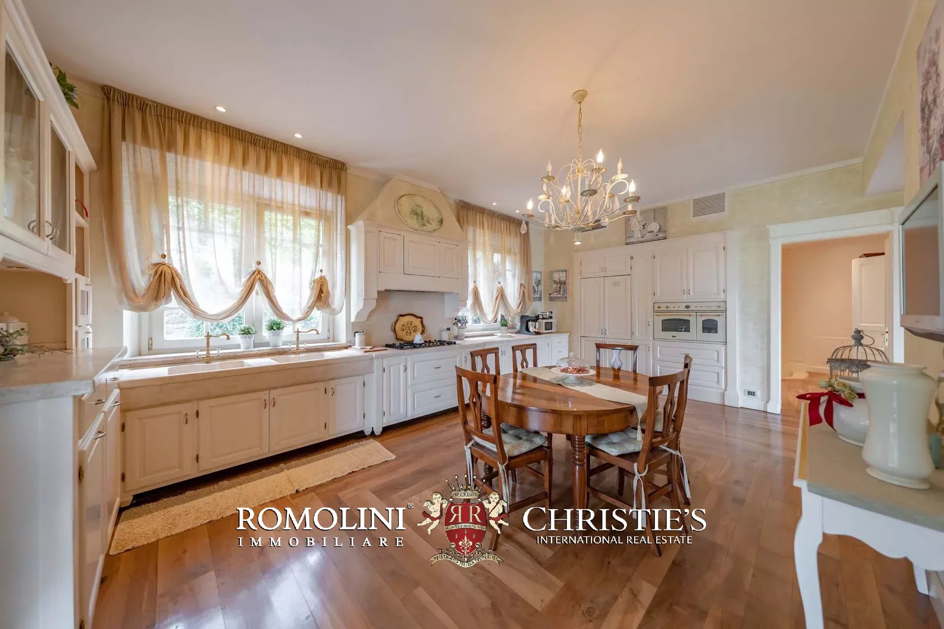 10 Bedroom Villa/Townhouse's Image 22