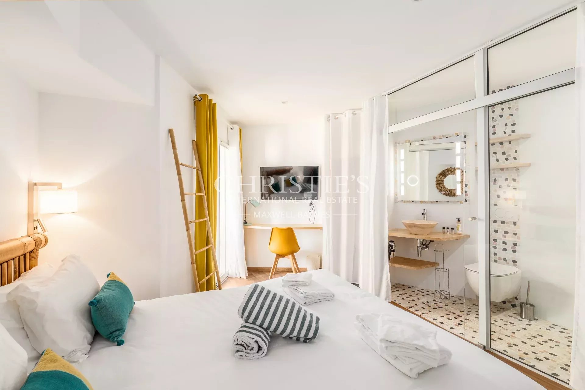 8 Bedroom Villa/Townhouse's Image 3