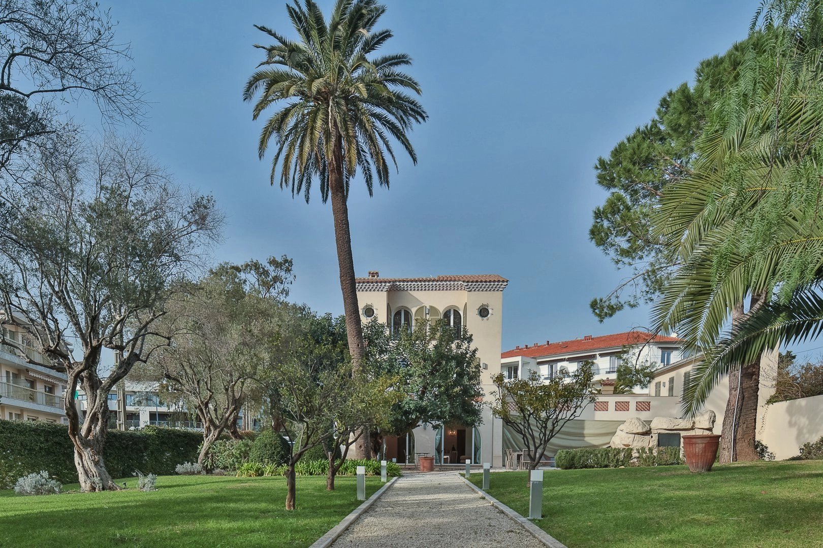 Sur le versant Ouest du Cap d'Antibes, villa provençale entièrement rénovée