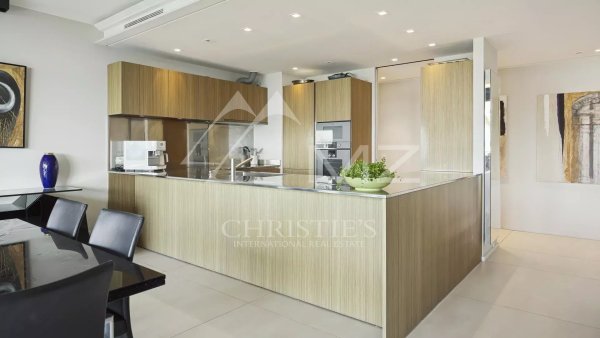 Contemporary Apartment in a Recent Residence in Californie — photo 4