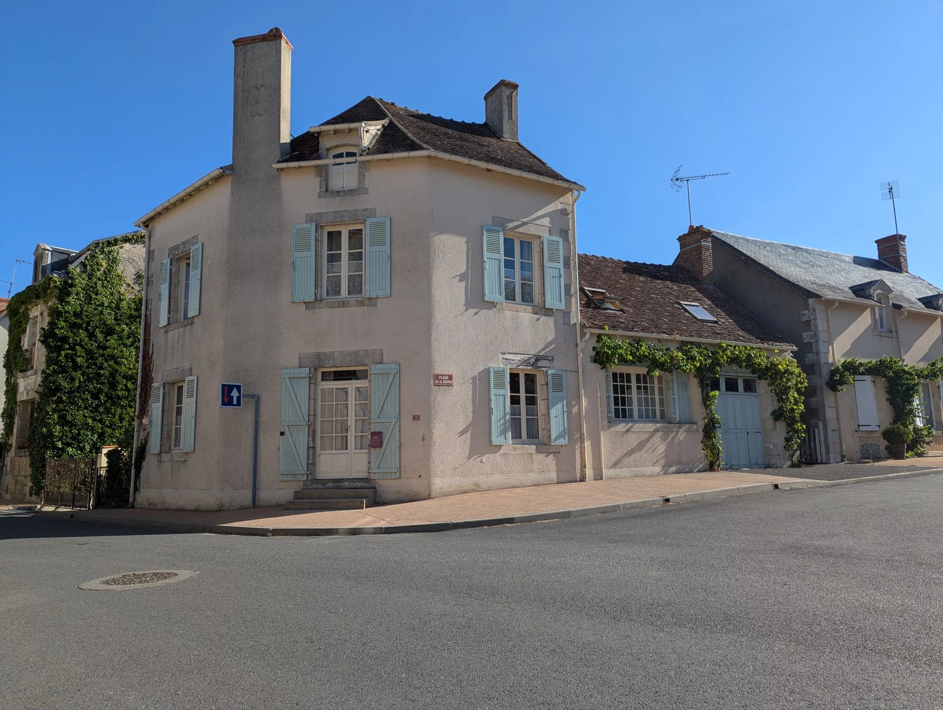 Une charmante propriété de quatre chambres située au cœur de Liglet, un village accueillant de la Vienne.
