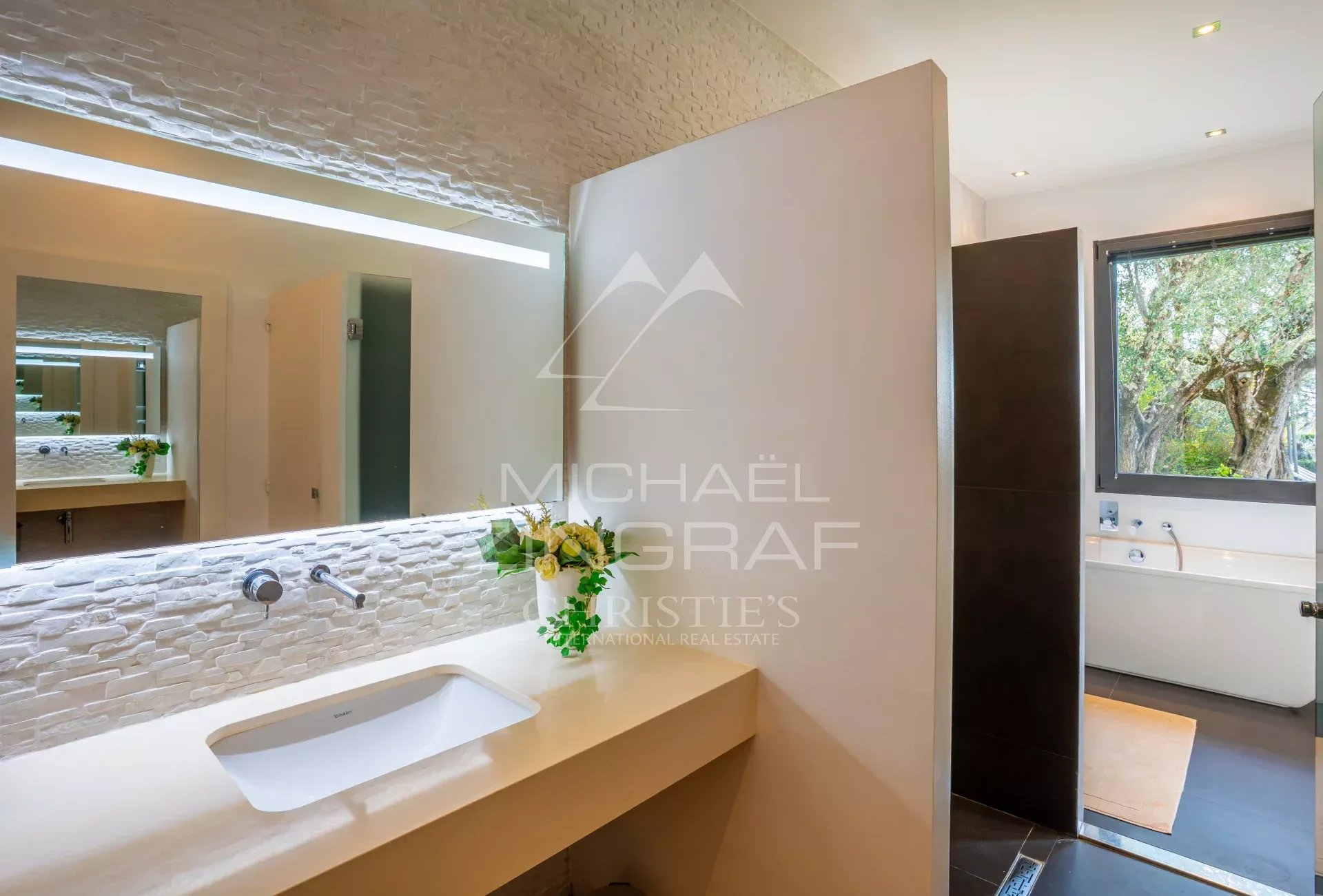 6 Bedroom Villa/Townhouse's Image 4