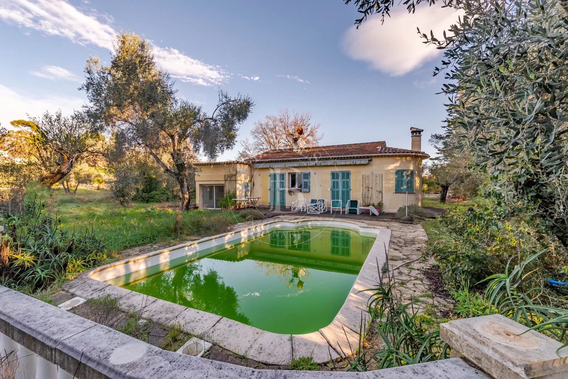 Walking distance to village - Villa to renovate and building plot with olive trees