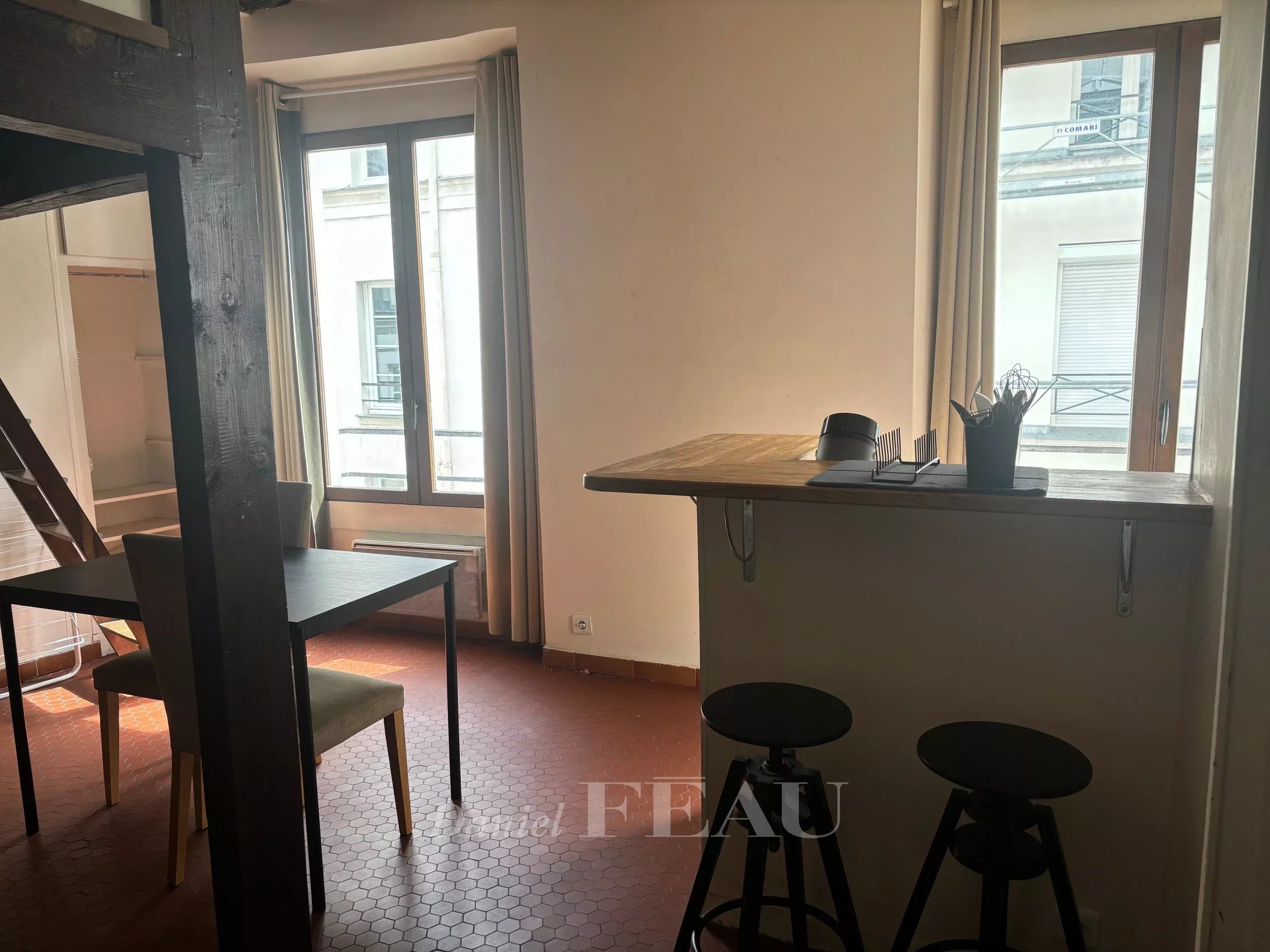 Sale Studio Paris 4th Saint-Gervais