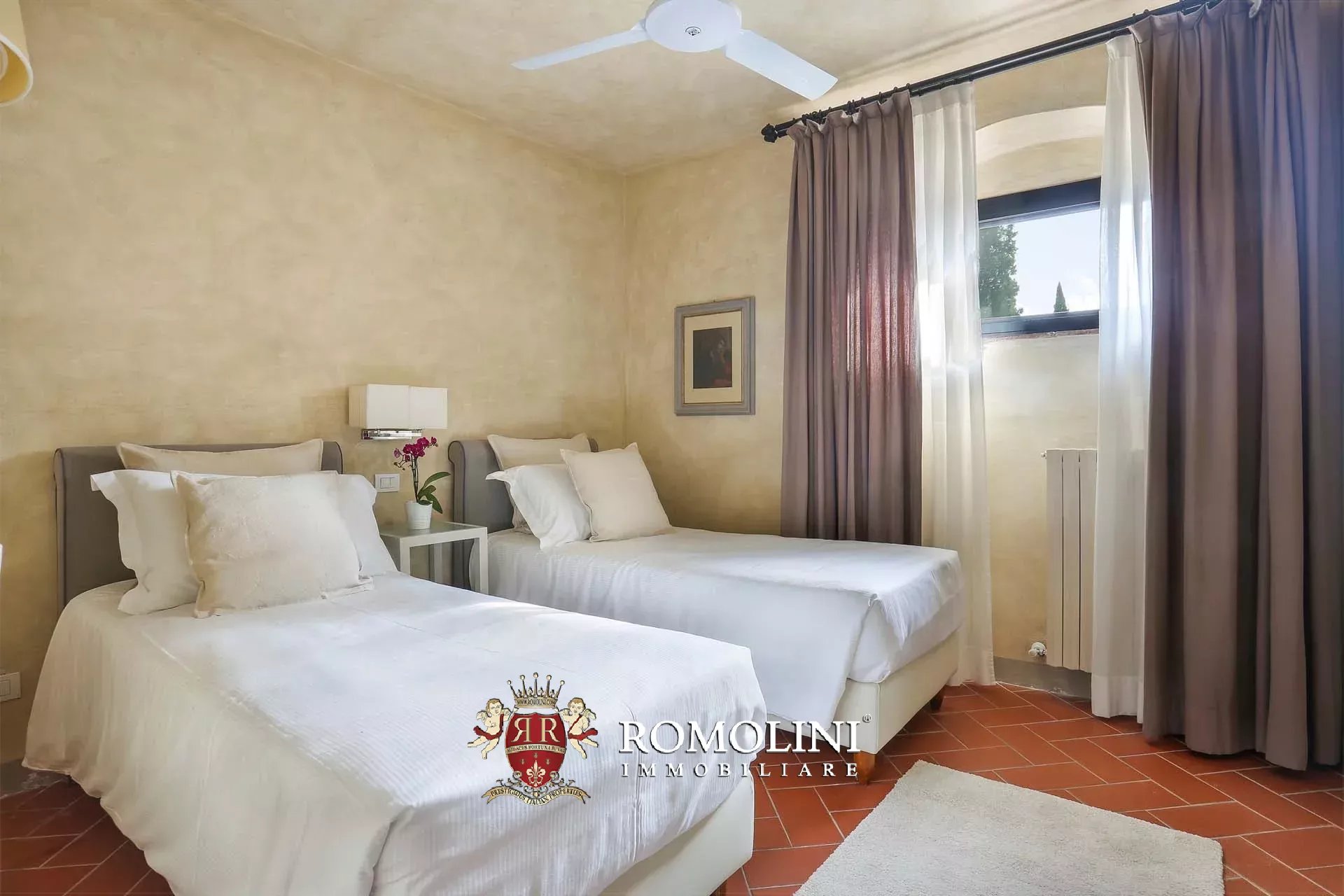 25 Bedroom Vineyard's Image 130