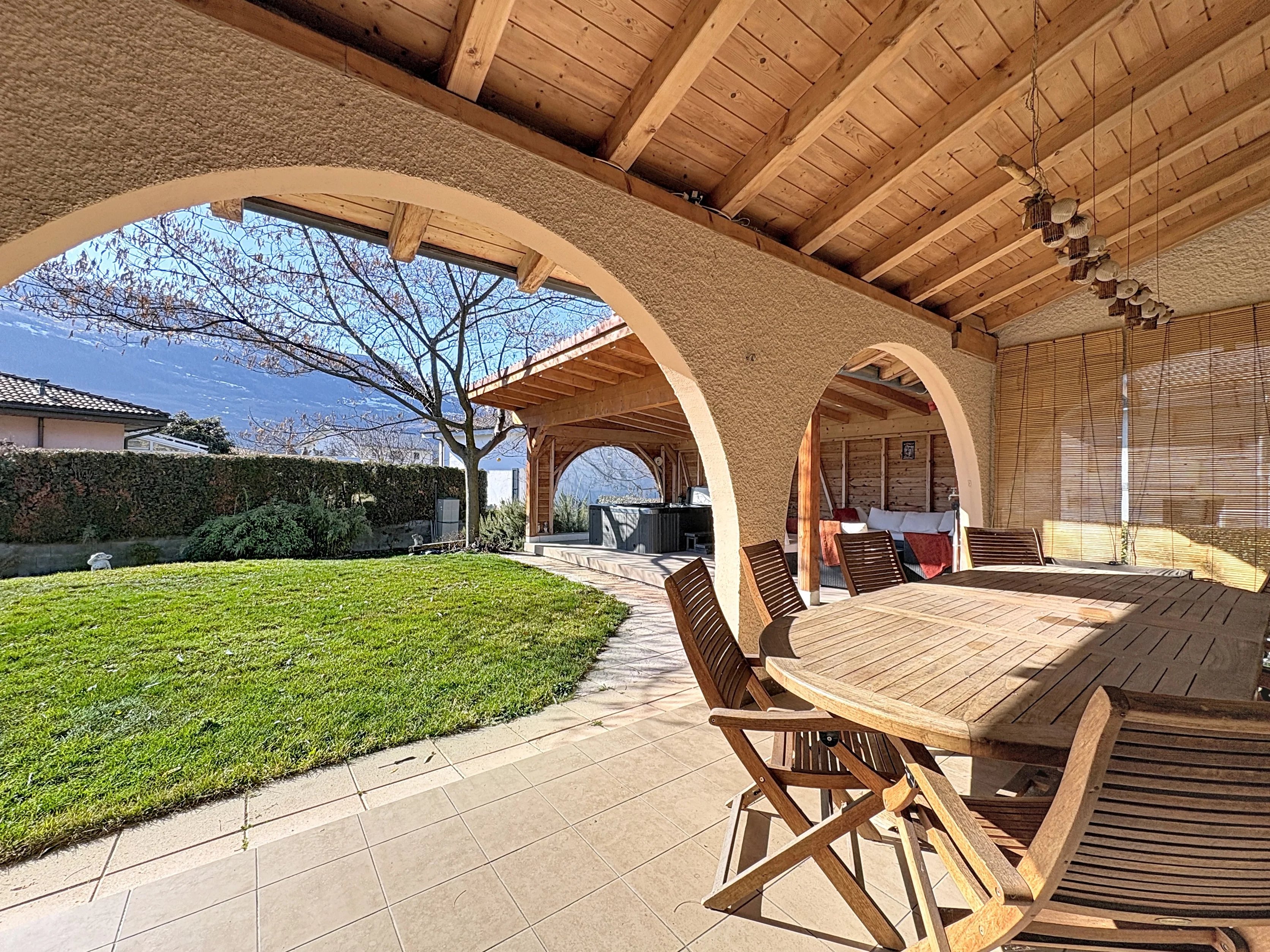 Spacieuse villa au calme, terrasse et jacuzzi