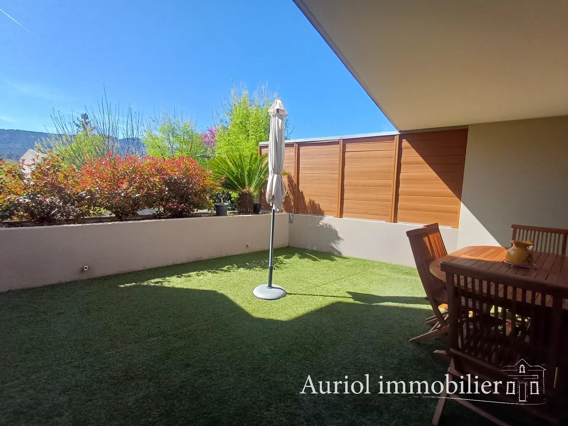 ST ZACHARIE - T3 meublé en rez-de-jardin avec garage