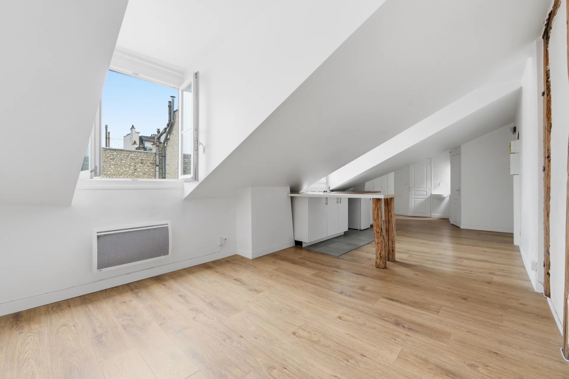 PARIS 9 - TRUDAINE / MARTYRS - DERNIER ETAGE - LUMINEUX - DPE D - UNE CHAMBRE - picture 1