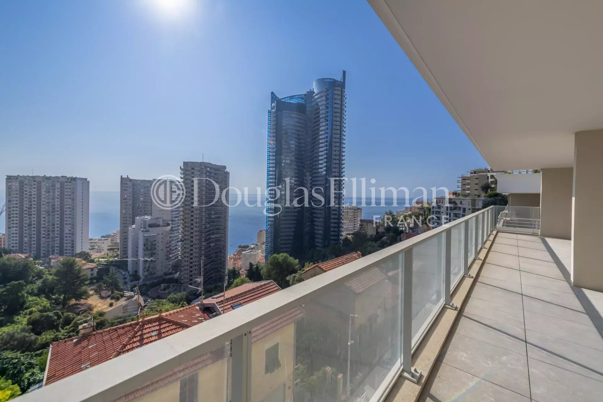 BEAUSOLEIL: Résidense neuve , grand appartement vue mer panoramique.