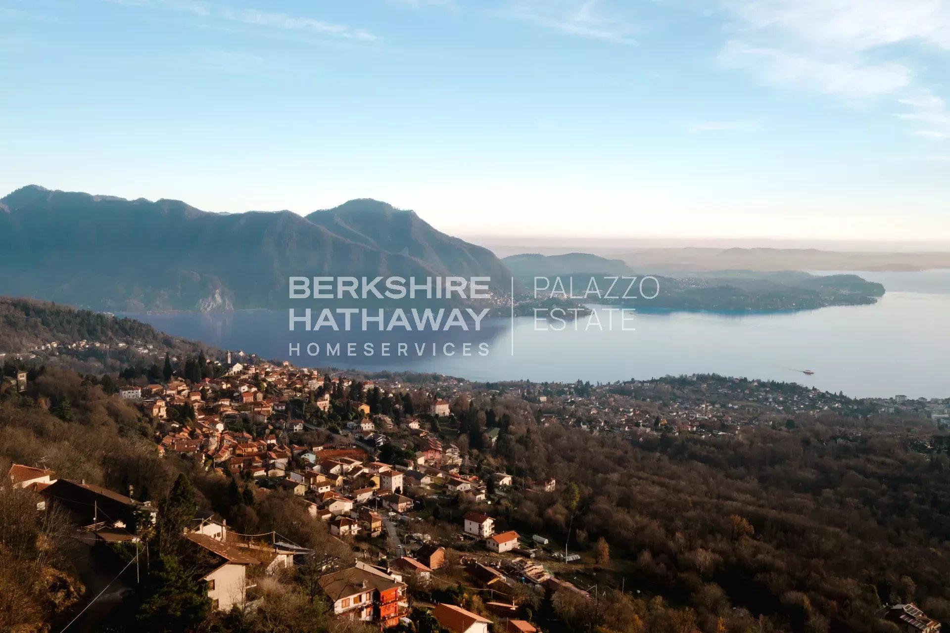 Villa moderna di lusso con vista panoramica sul Lago Maggiore e sulle Alpi