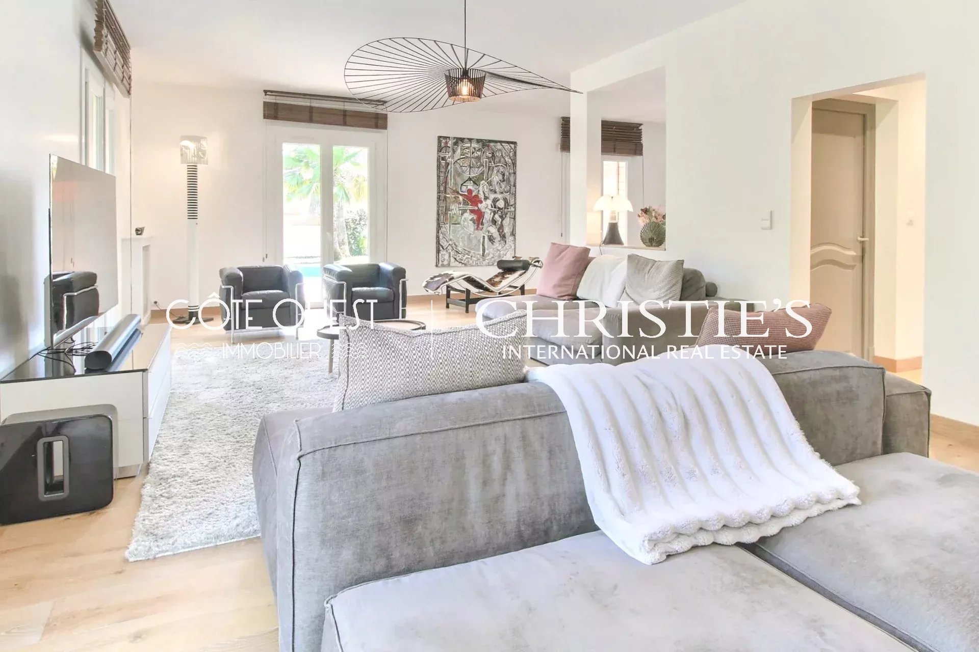 5 Bedroom Villa/Townhouse's Image 3