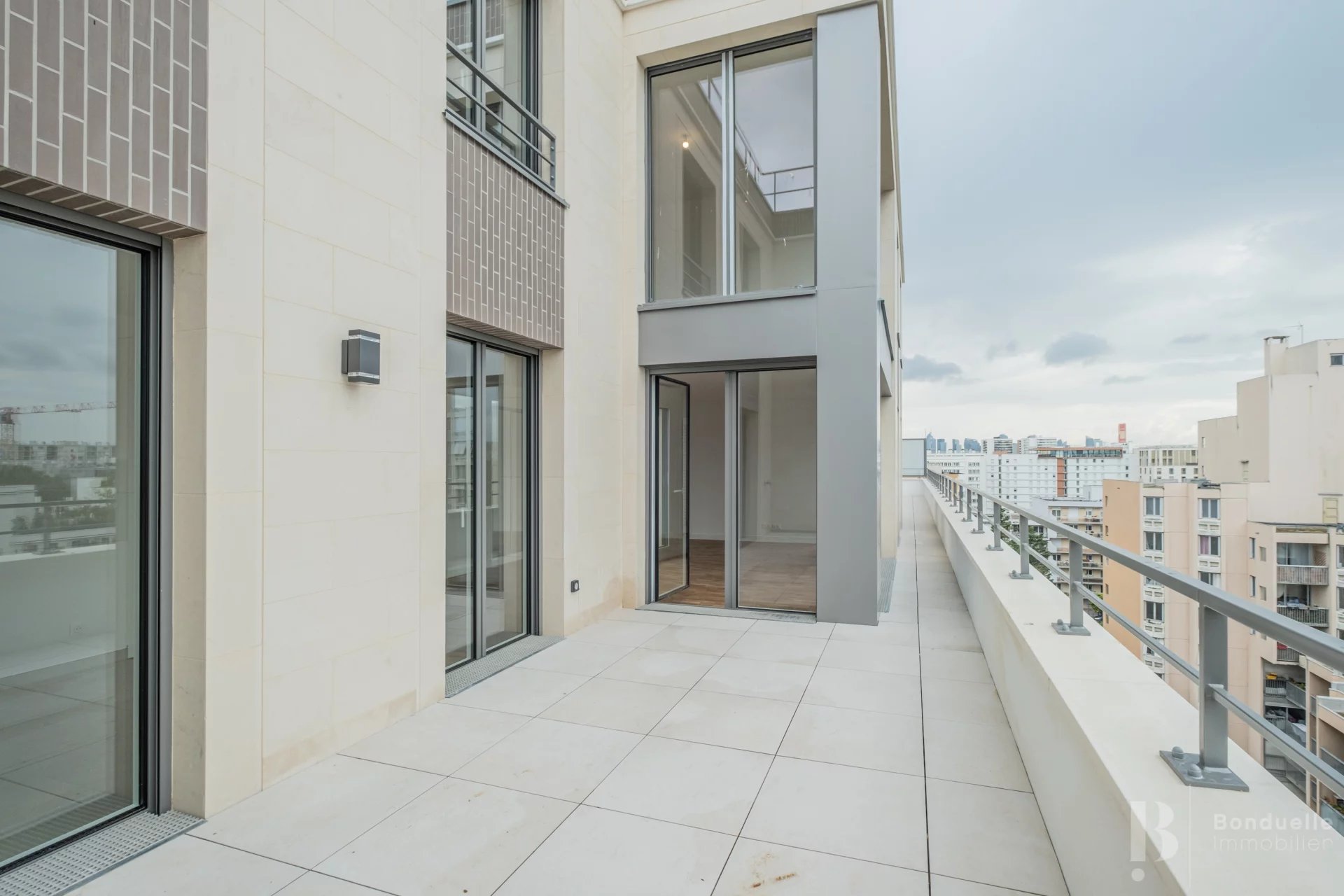 A LOUER VIDE - SUPERBE DUPLEX - 6 PIECES DE 132 M2 - APPARTEMENT NEUF - TERRASSE - 9EME ET DERNIER ETAGE AVEC ASCENSEUR